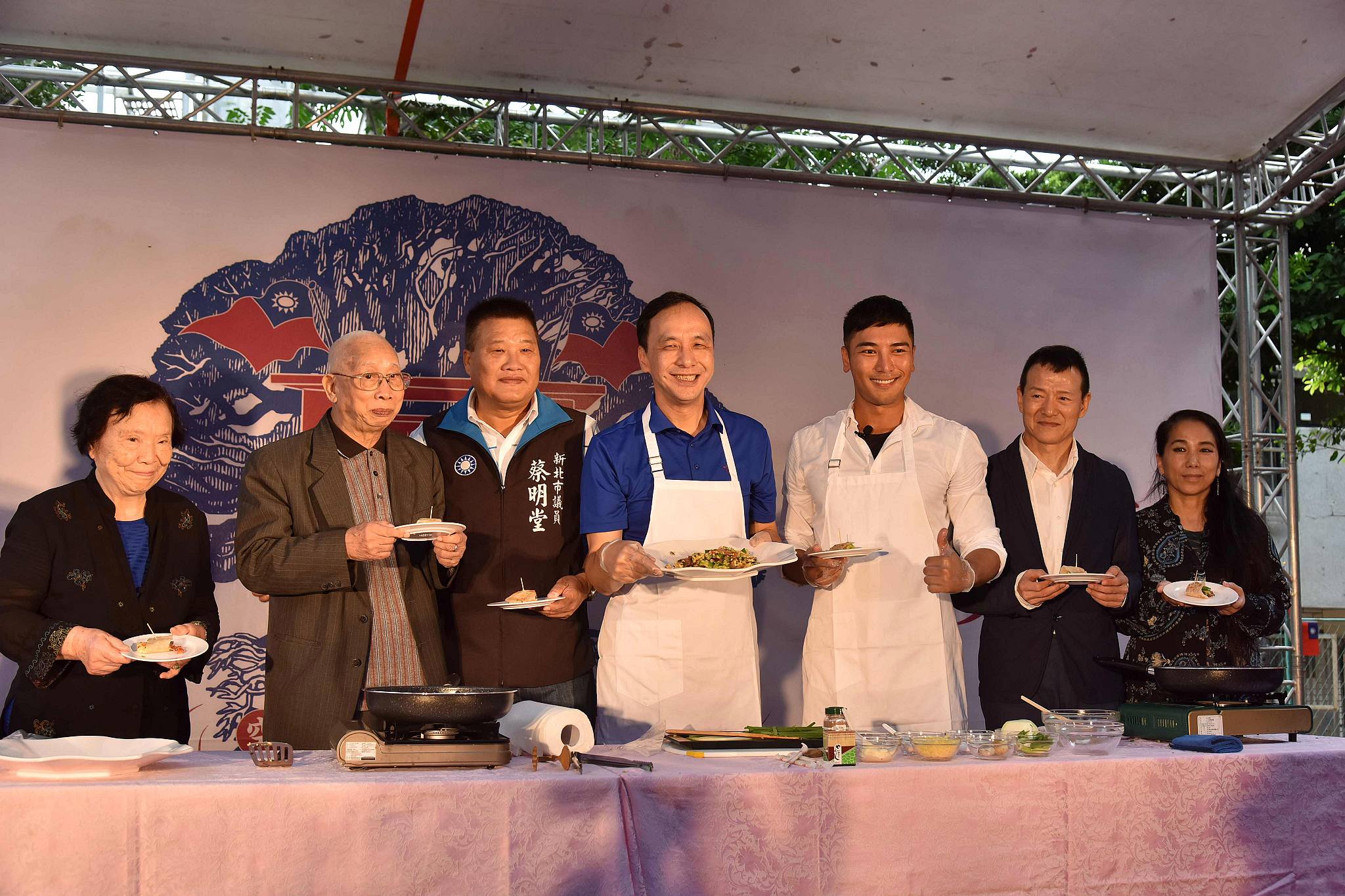 朱市長與知名藝人羅平共同烹調創意眷村料理