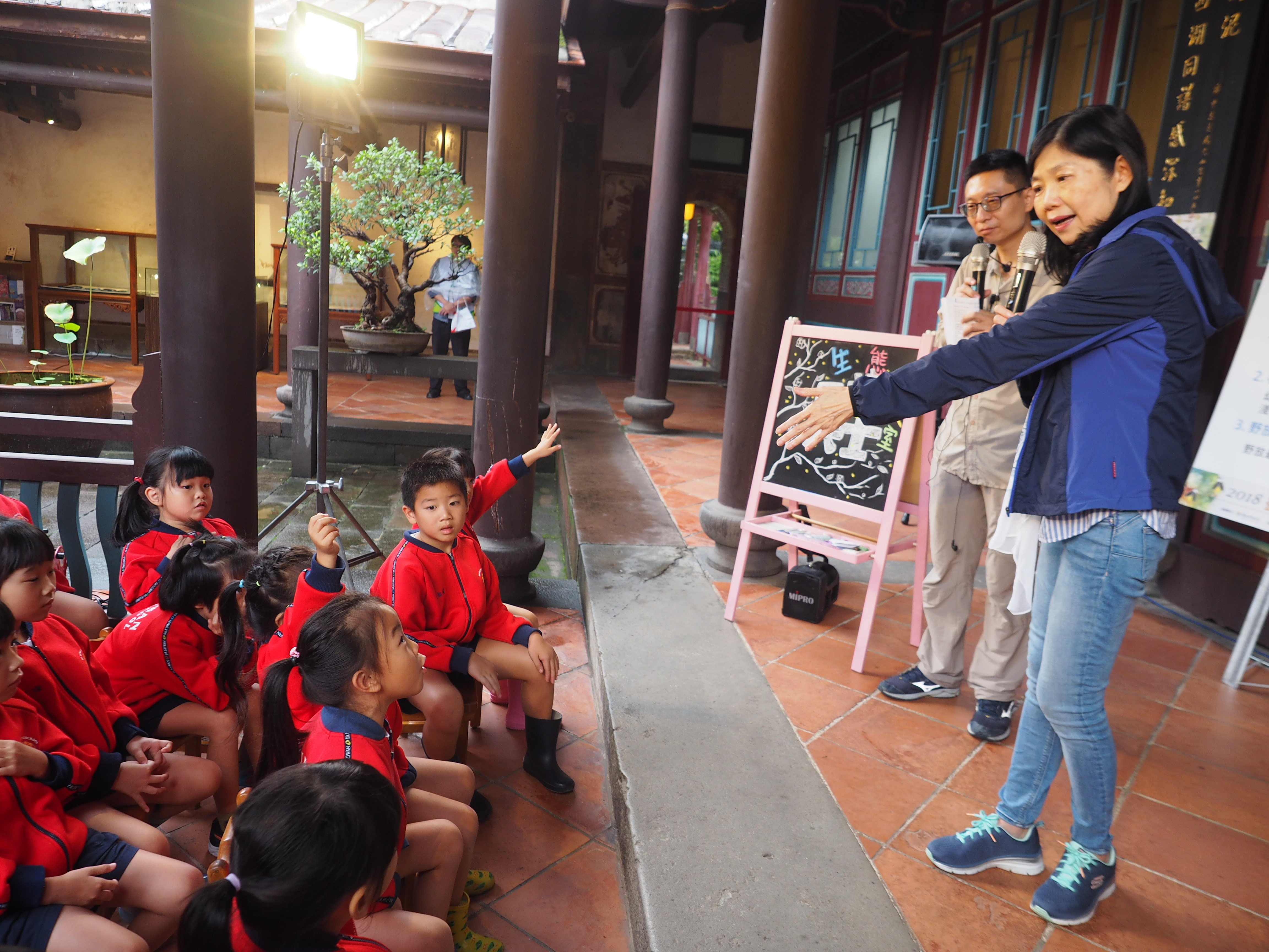 由副市長呂衛青擔任解說員，為孩子們介紹螢火蟲生態
