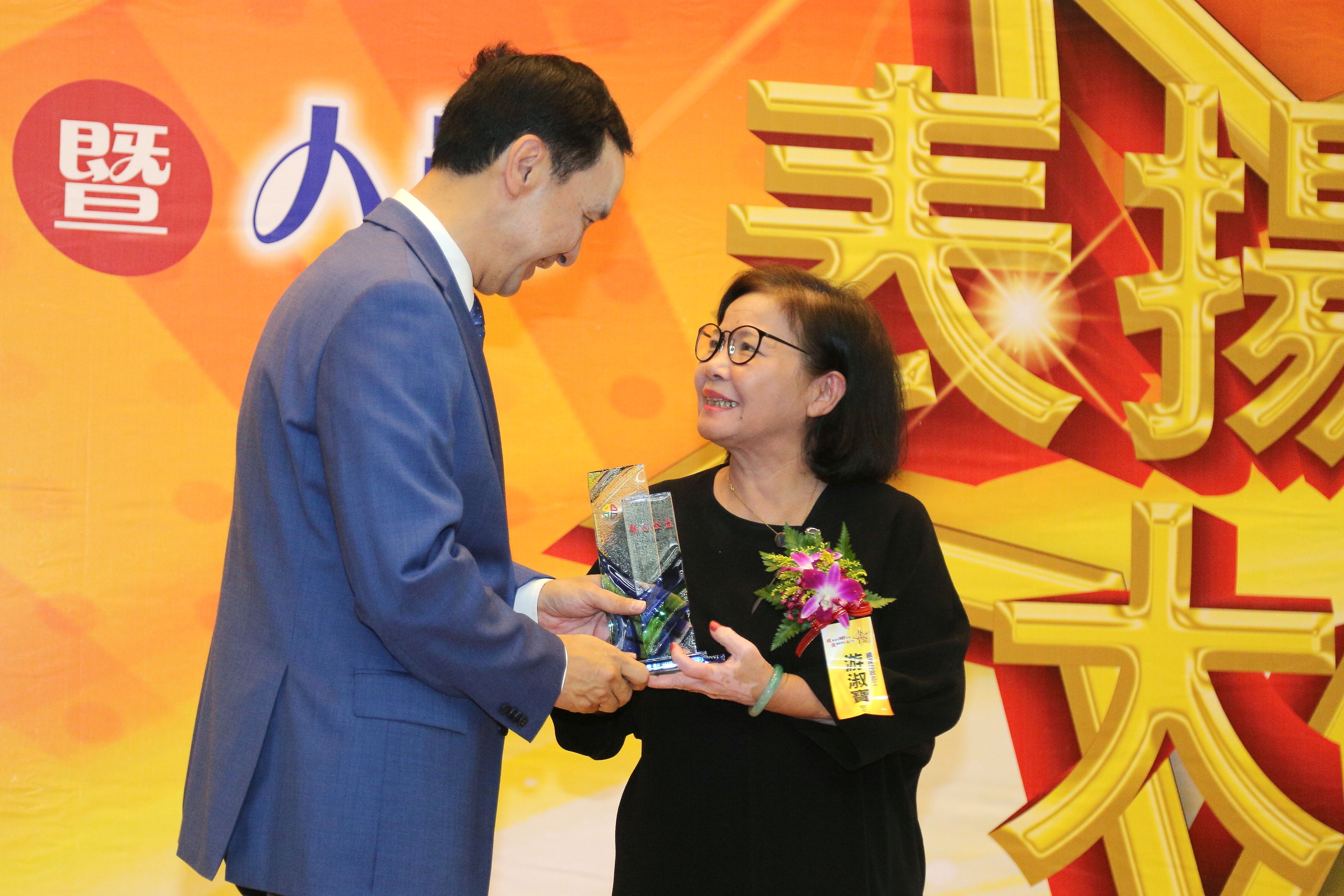 朱立倫市長頒獎表揚長期協助地政工作的績優志工，圖右是受獎者之一游淑寶女士。