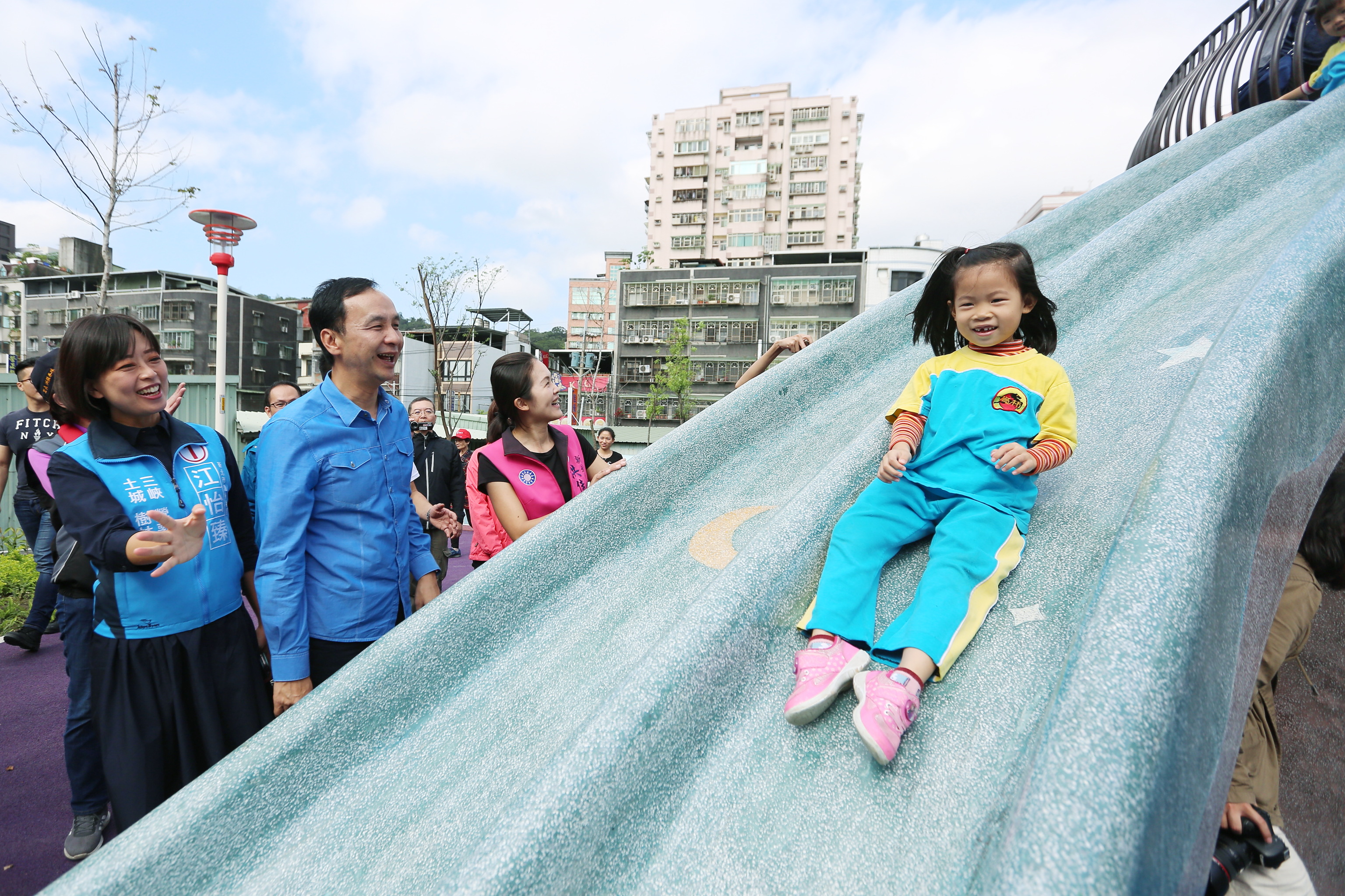 東昇公園擁有國內首座完全由台廠自製的室外立體攀爬網，結合滑梯、鞦韆、沙坑等設施，提供孩童多變的遊樂空間。