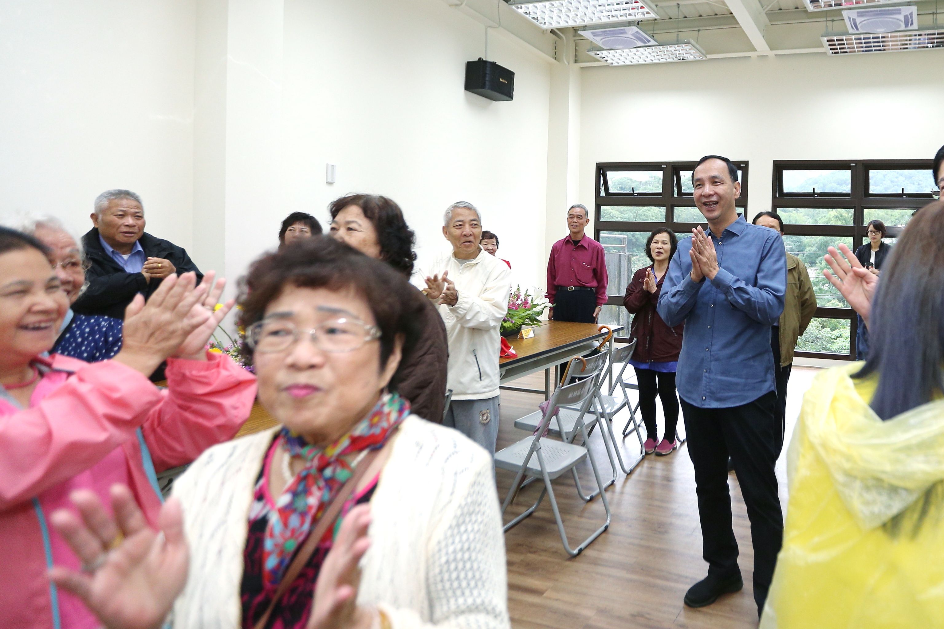 新店區日興市民活動中心啟用，朱立倫市長關心銀髮長輩使用情形。