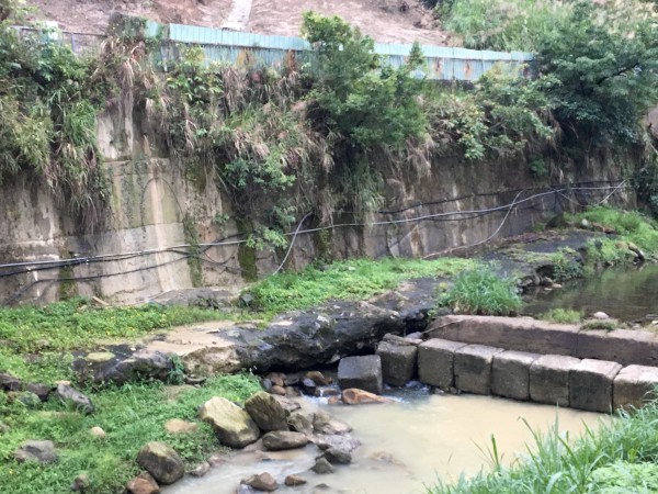 康誥坑溪被工程廢水污染後明顯呈現黃濁(1)