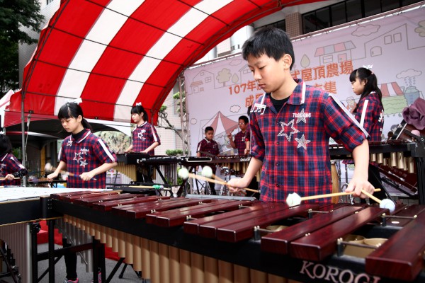 碧華國小學生帶來精彩的打擊樂表演
