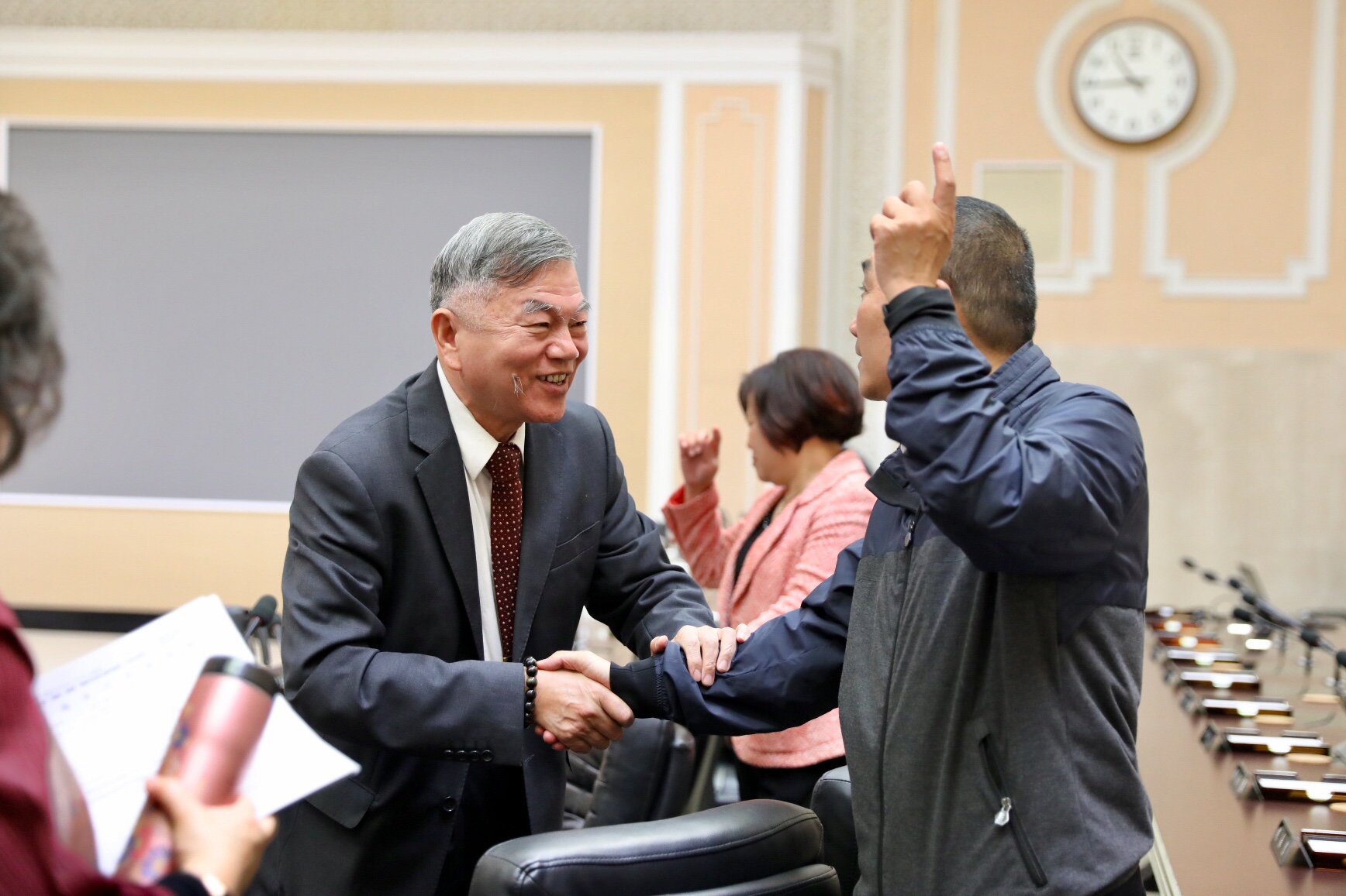 今日行政院院會期間，侯市長與經濟部長沈榮津討論新北經濟展望