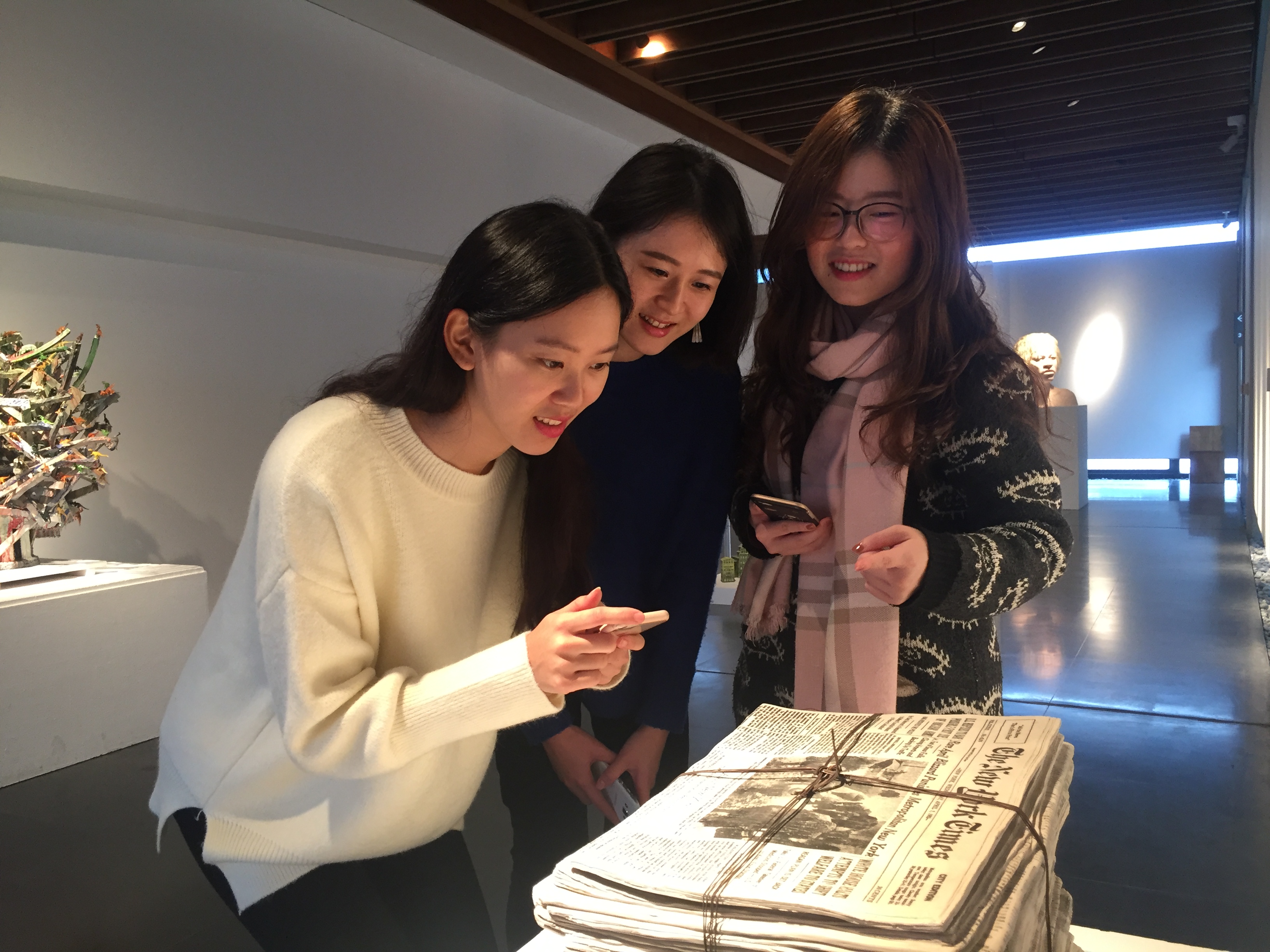 住在三峽的呂小姐（左1）特地與朋友來陶博館體驗實境解謎遊戲，邊玩邊欣賞世界級的陶藝雙年展很有意義。