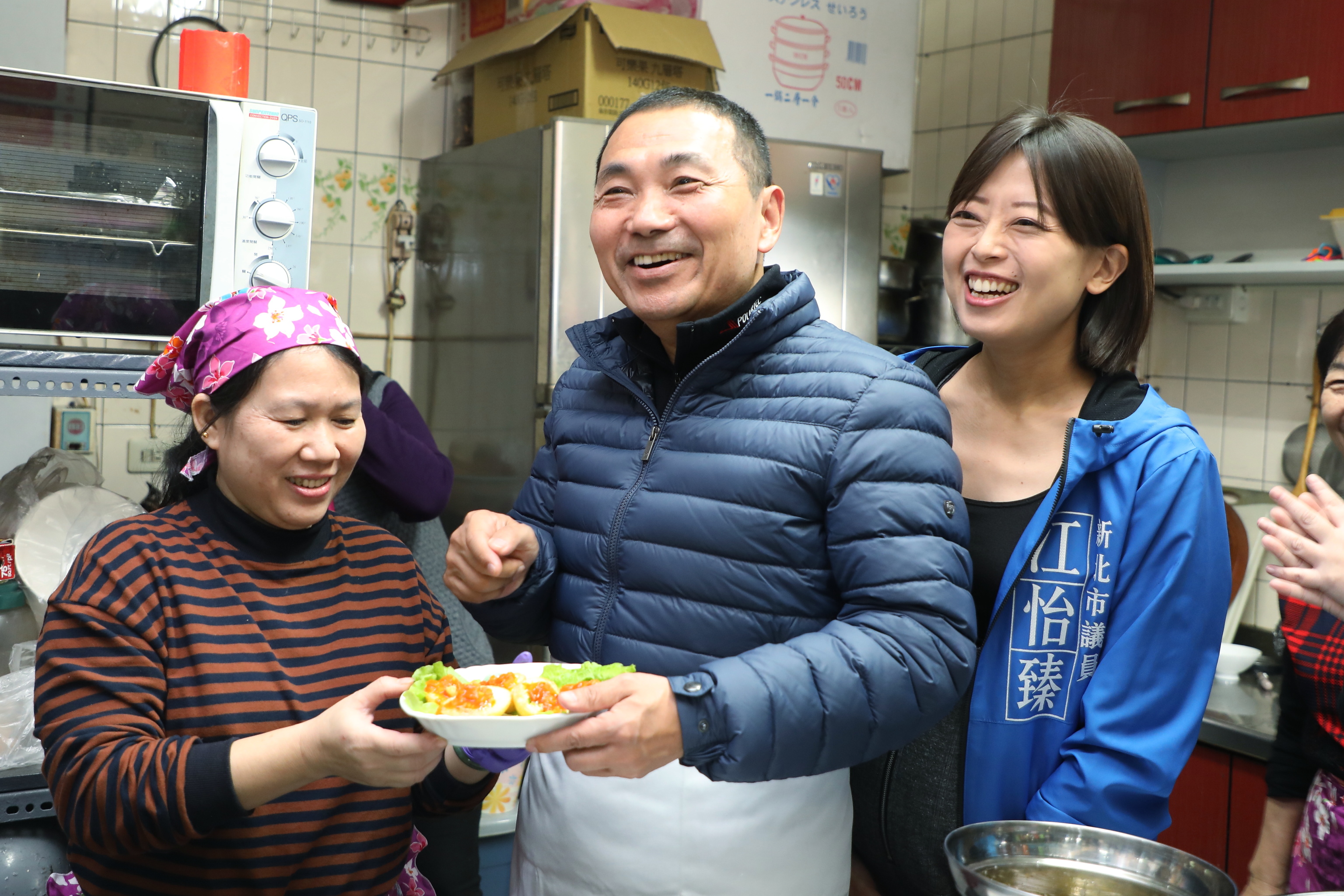 侯市長訪視土城東協廚房，親自製作緬甸炸蛋