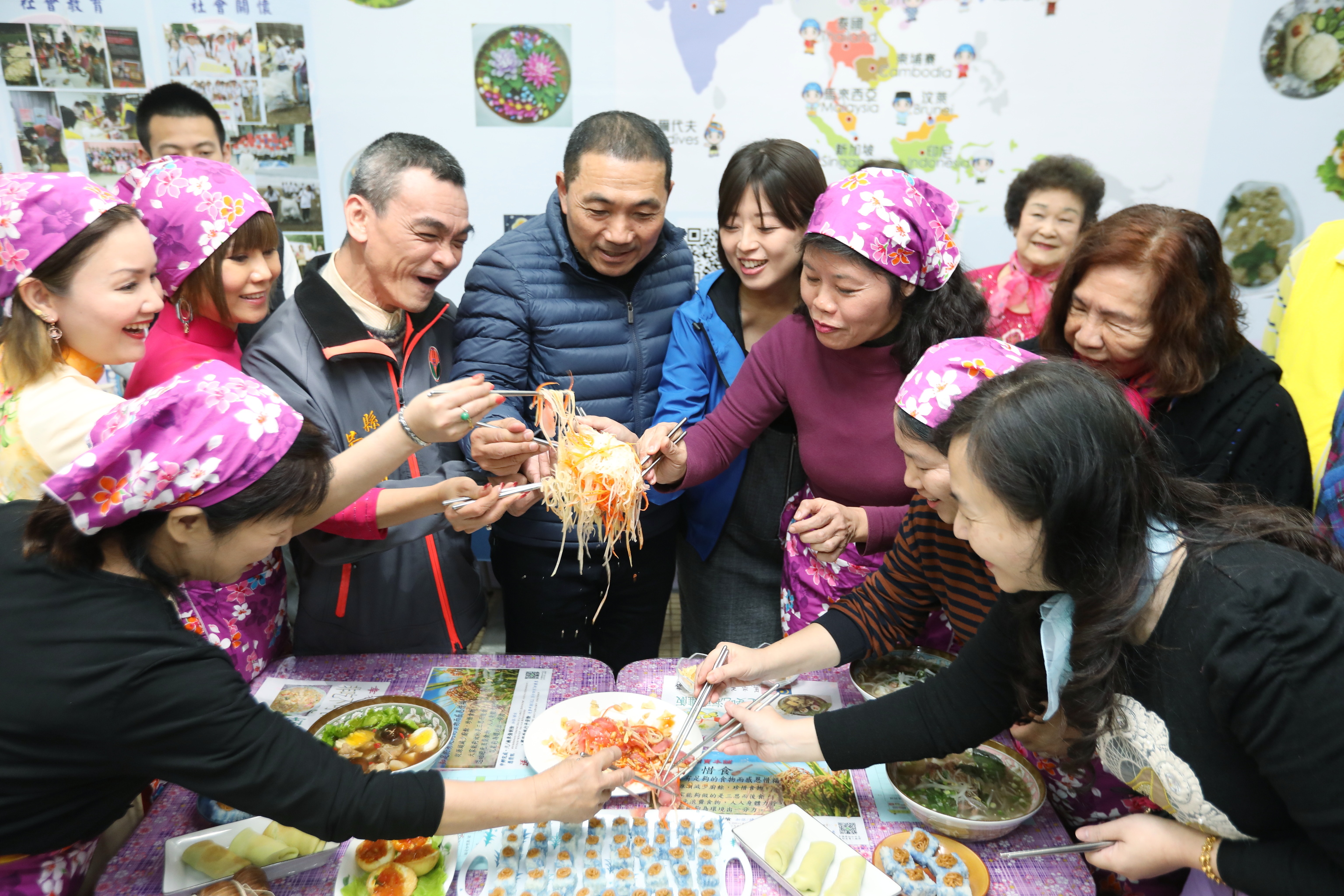 侯市長製作並品嘗馬來西亞年菜「撈魚生」，祝福所有新住民豬福滿滿，諸事吉祥如意