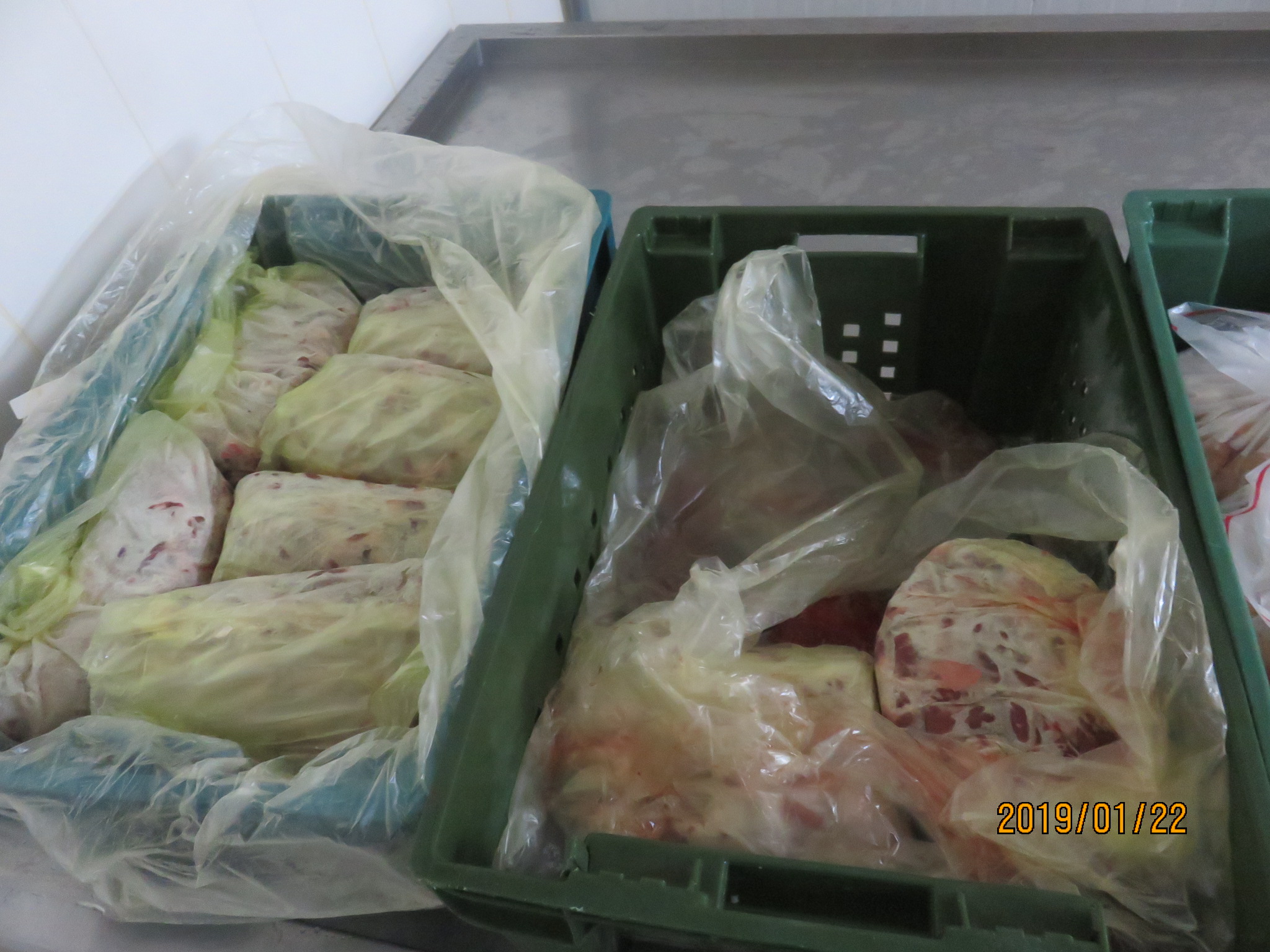 新北市衛生局至土城區「後埔戰鬥雞」製造地稽查，現場查獲生鮮及醃漬雞肉品原料疑似逾期