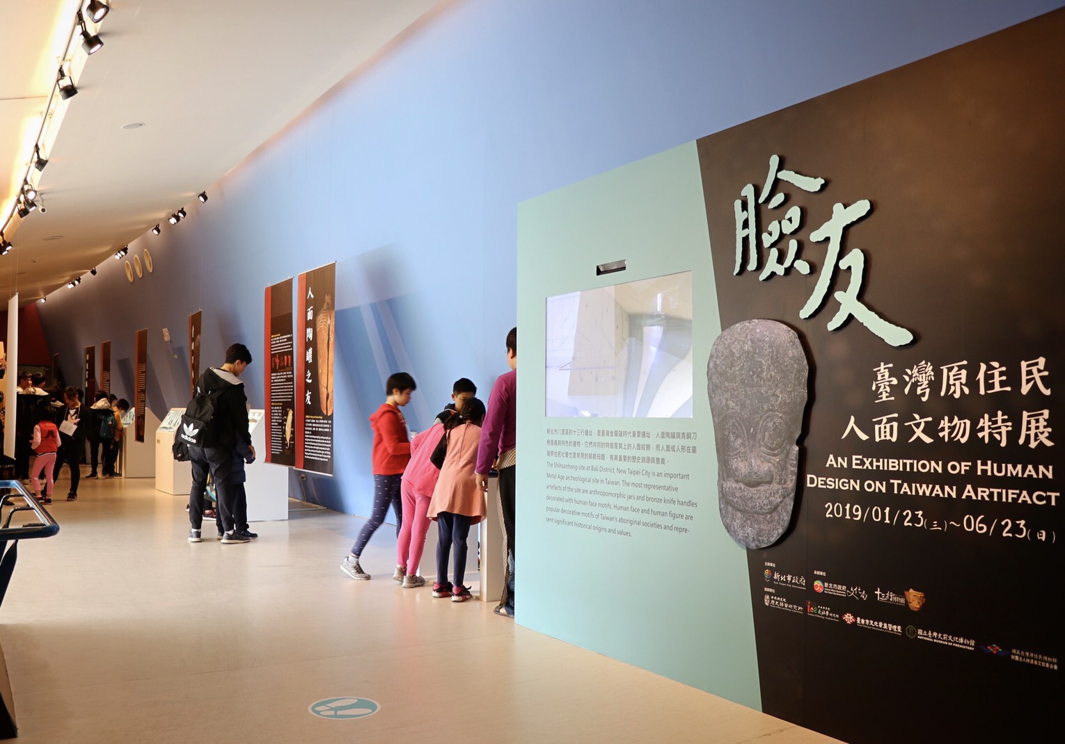 「臉友-臺灣原住民人面文物特展」展出近50件人面形裝飾文物。