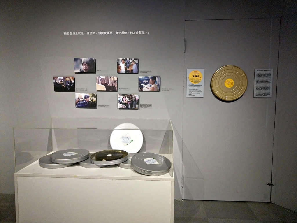 「景框之外－臺灣電影職人特展」展區電影拍攝工作照與35厘米膠卷片盒
