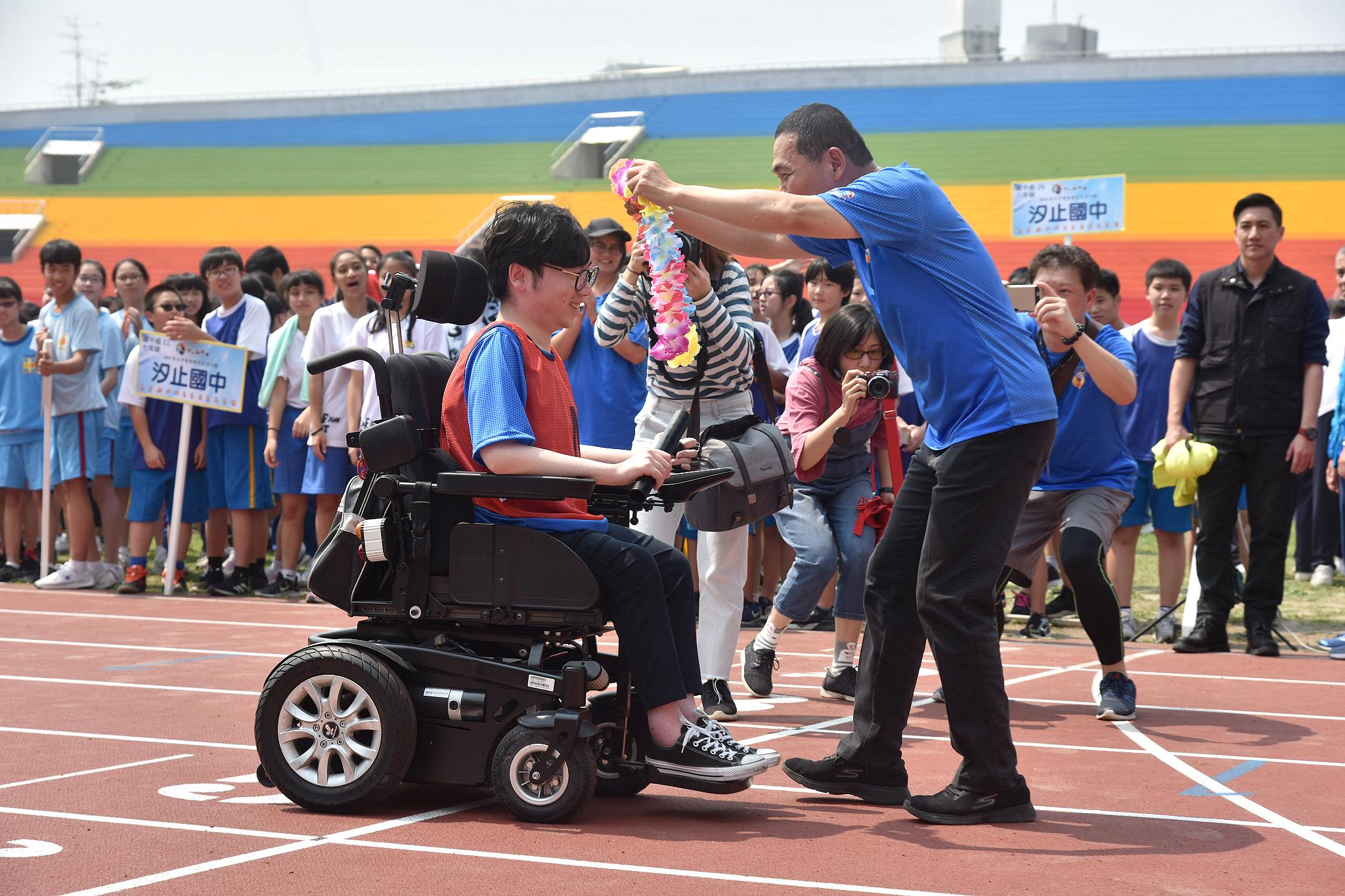 市府教育局身障員工陳彥瑀完成人生第一場大隊接力賽