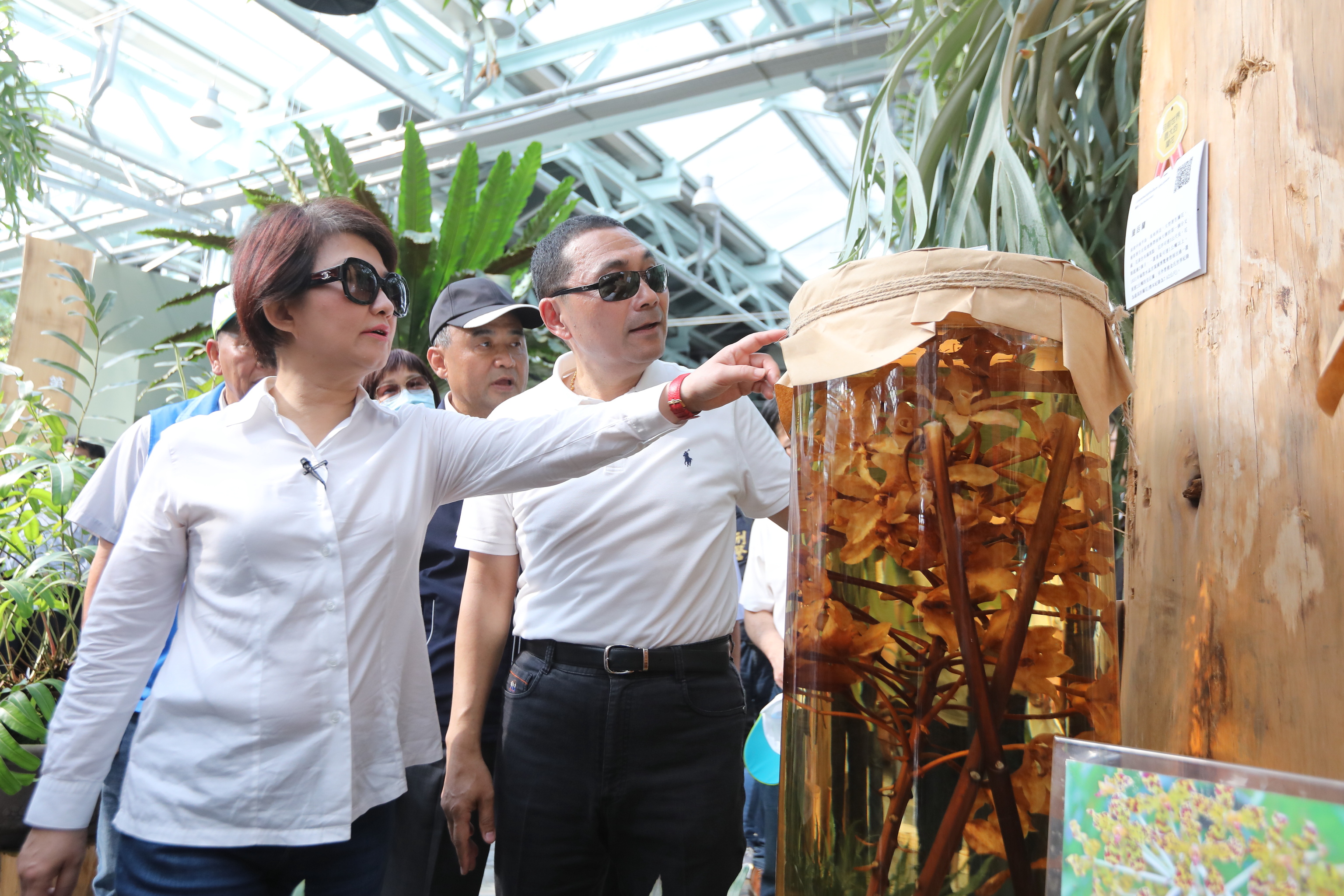 侯市長參訪花博外埔園區，台中市長盧秀燕介紹特有種蘭花