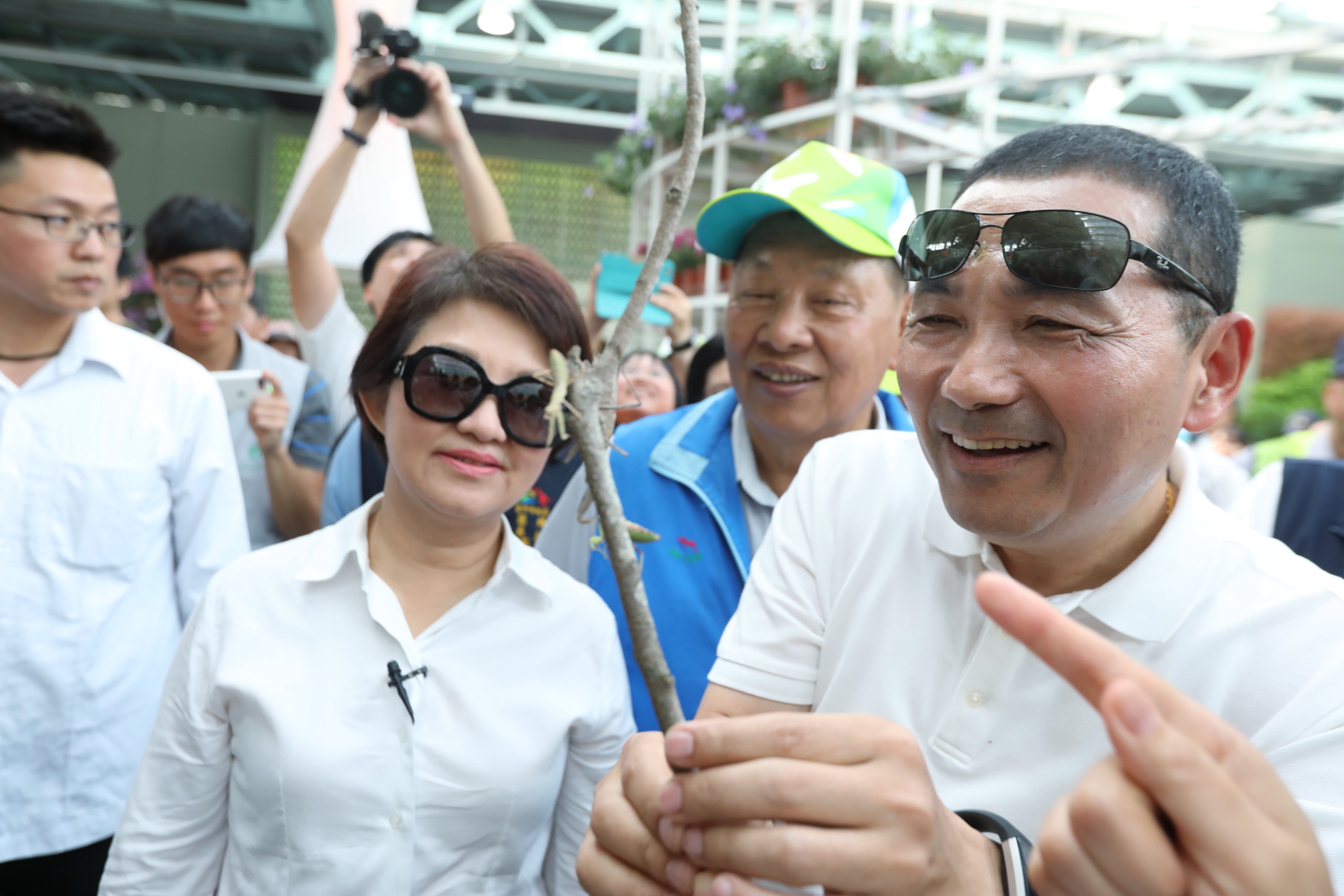 侯市長參訪花博外埔園區，聽取導覽員解說螳螂生態