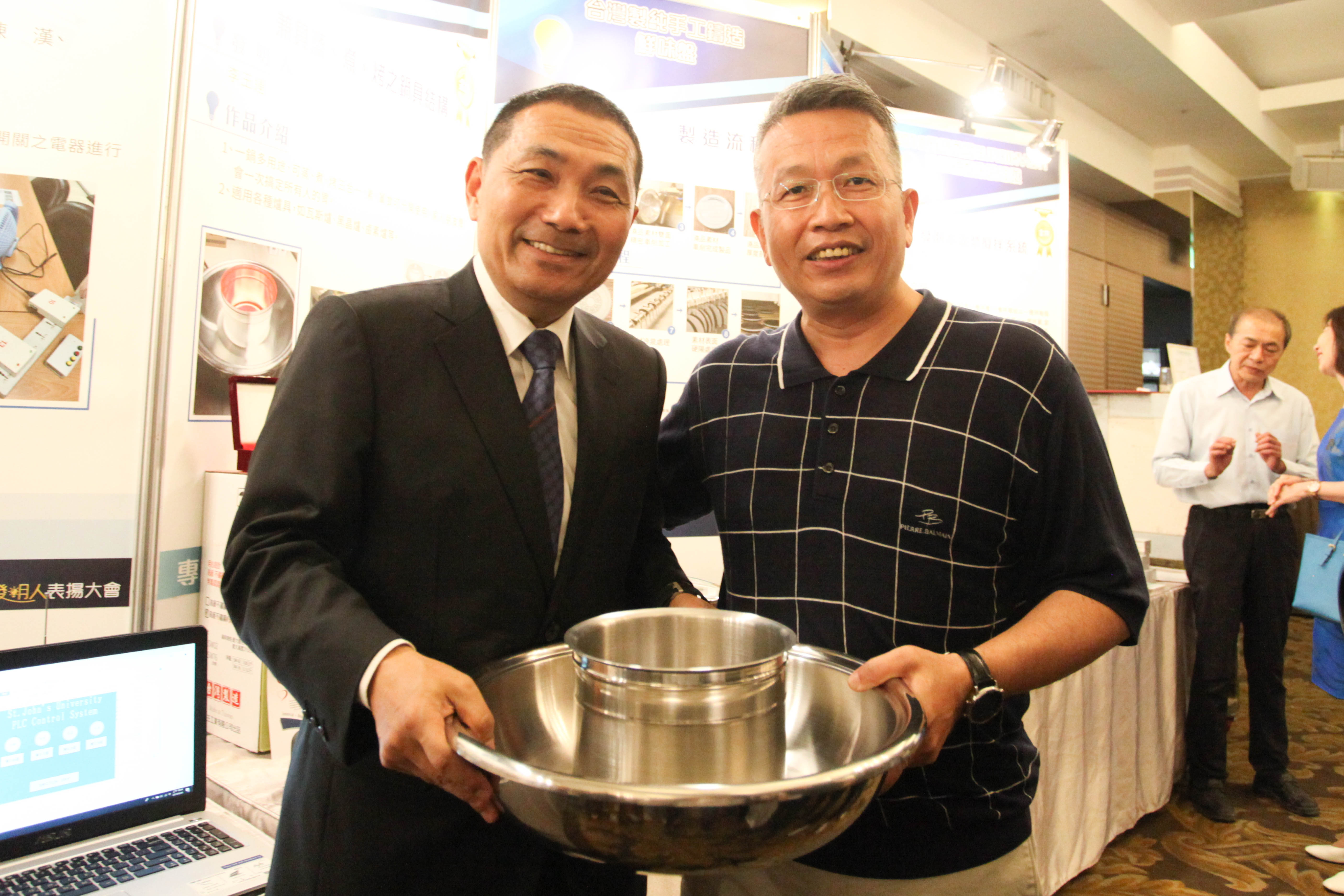 新北市長侯友宜(左)參觀榮獲克羅埃西亞INOVA國際發明展金牌的蒸、煮、烤鍋具