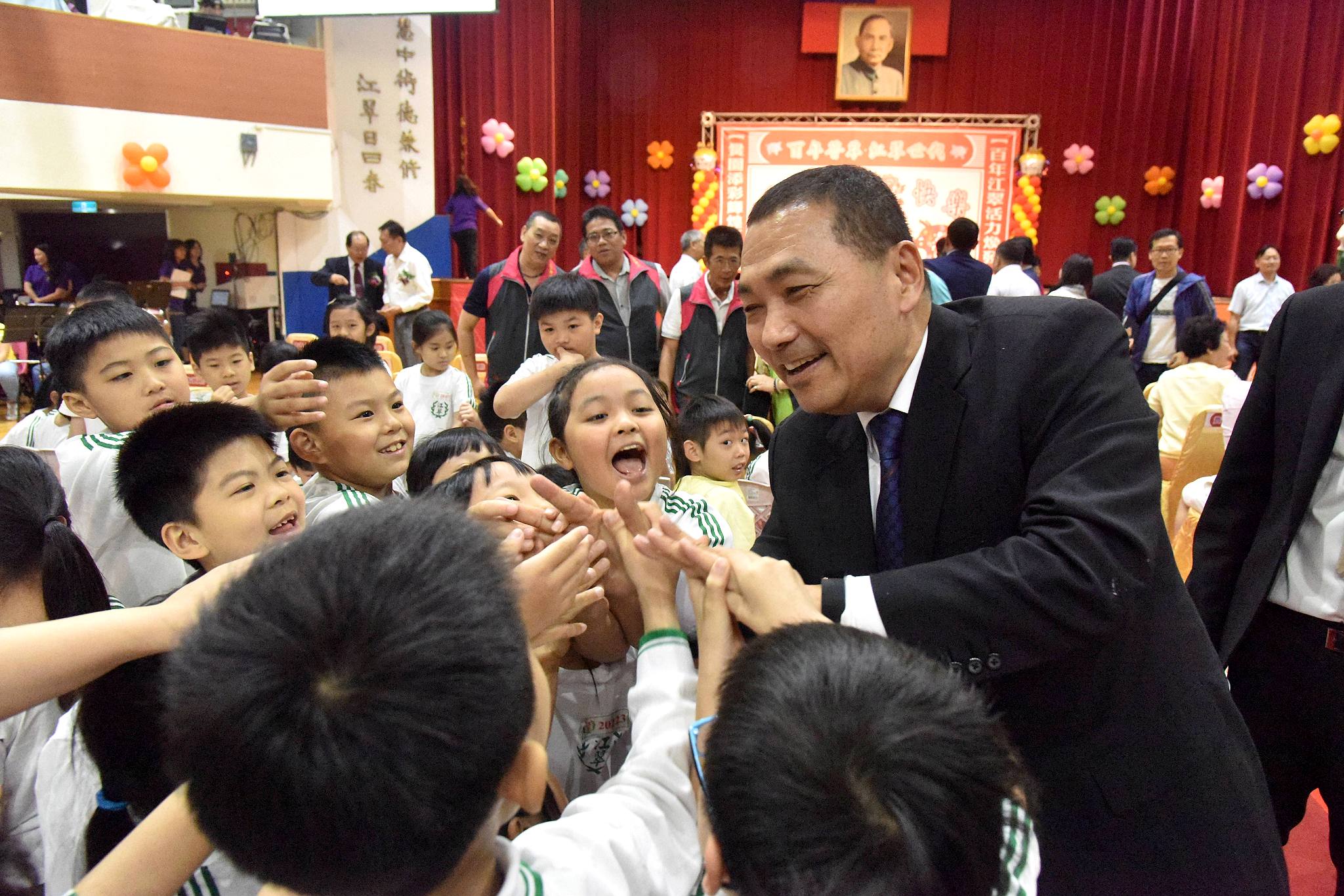 侯友宜市長稱讚江翠國小是「品學兼優」的示範學校，並為該校剛完工的風雨操場揭牌啟用。