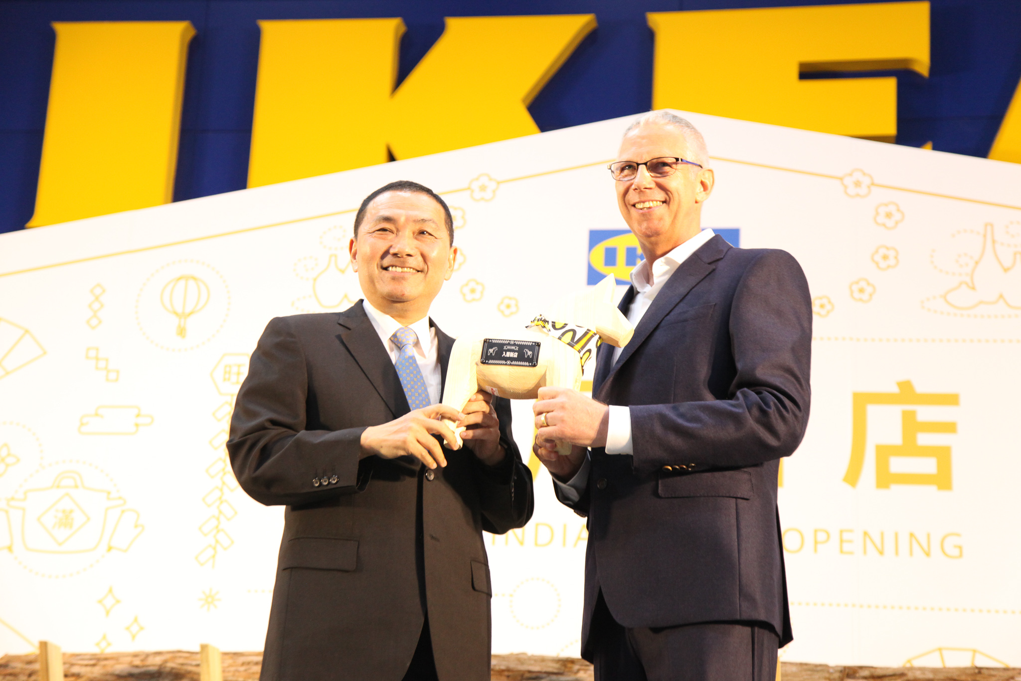 「IKEA宜家家居─新店店」開幕典禮，宜家家居總經理艾卓思(右)贈禮給新北市長侯友宜(左)