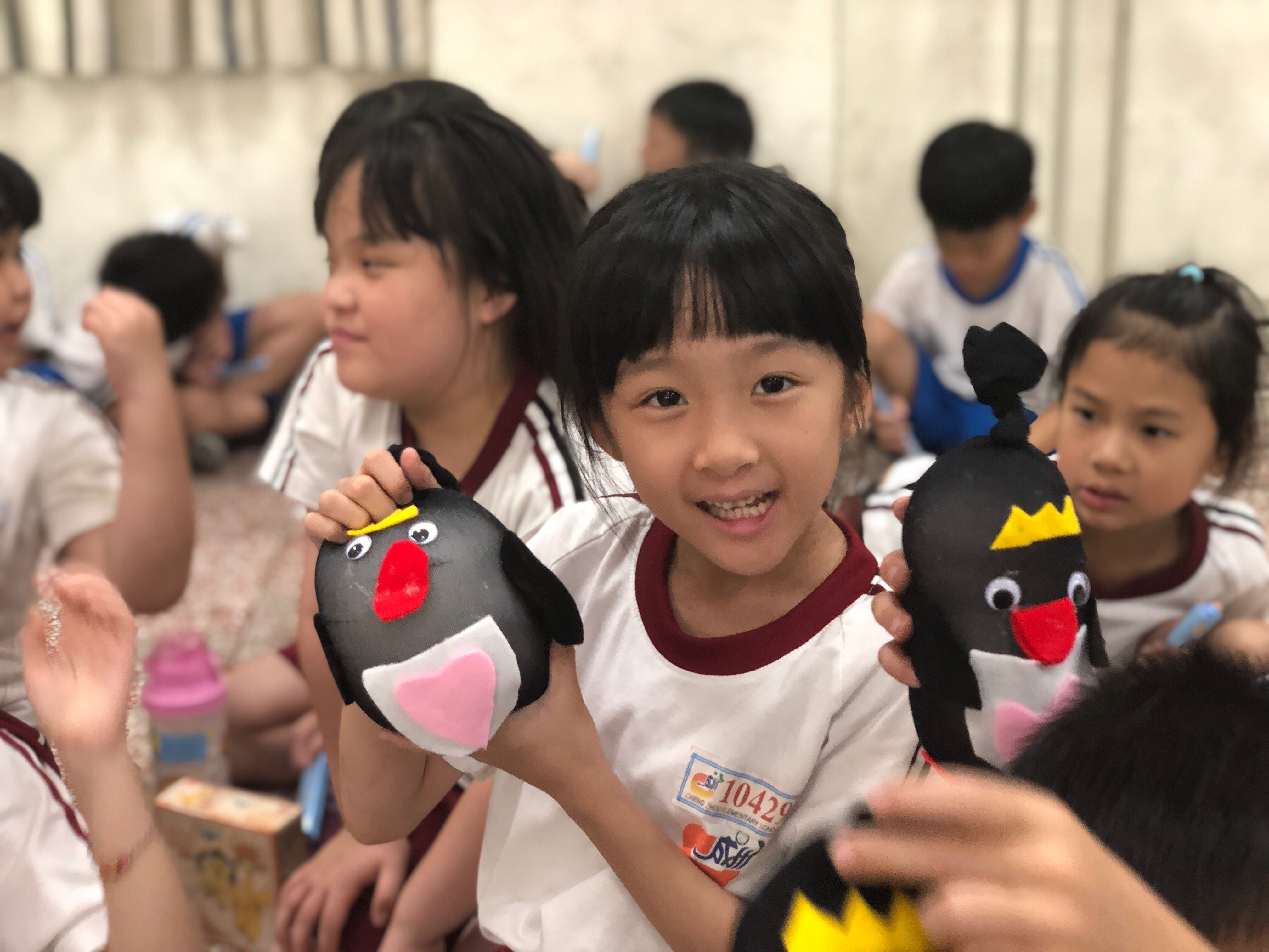 成州國小學童DIY性平企鵝娃娃
