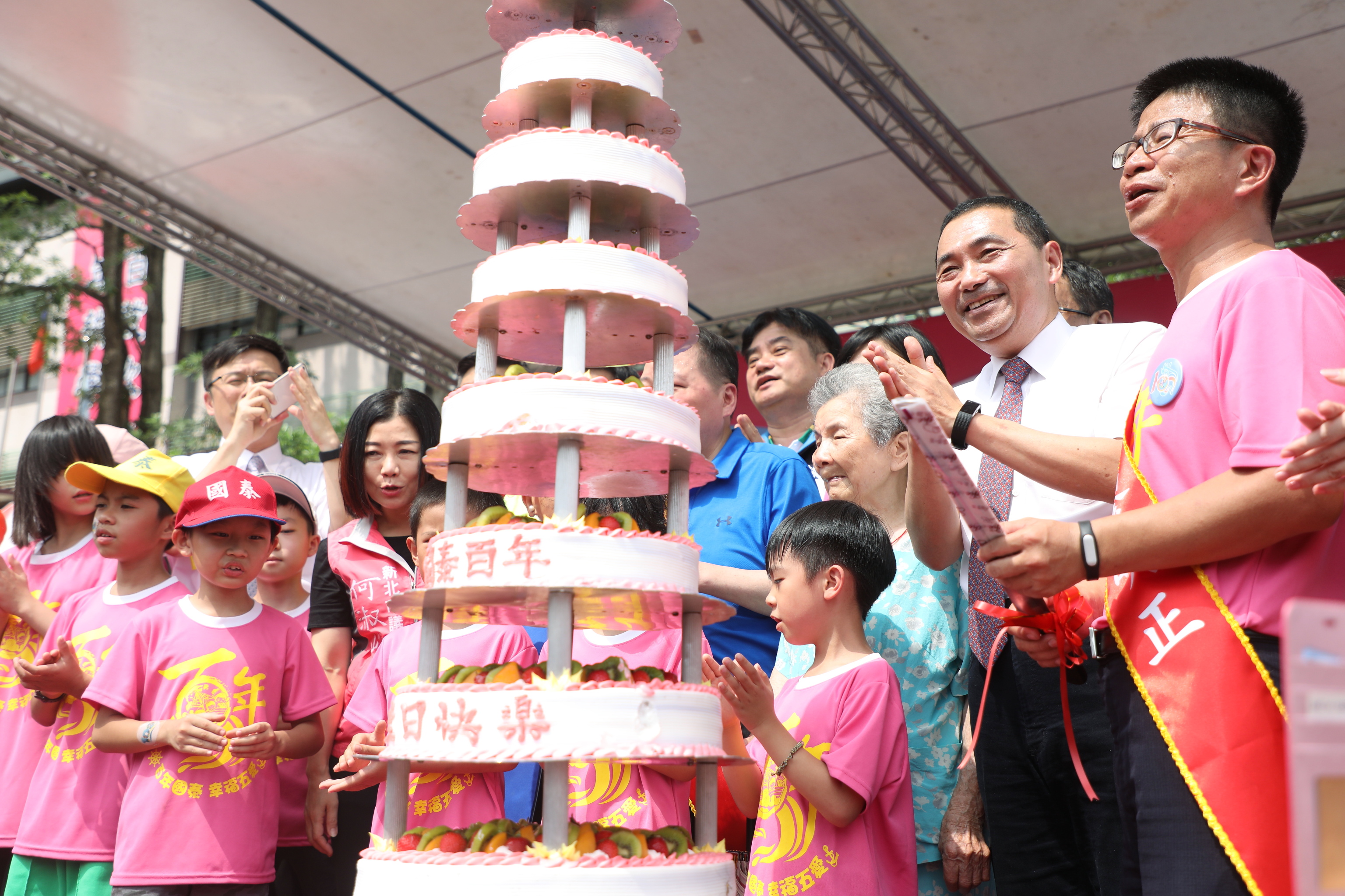 國泰國小創校100週年校慶，侯市長與學校師生齊唱生日快樂並切蛋糕祝福