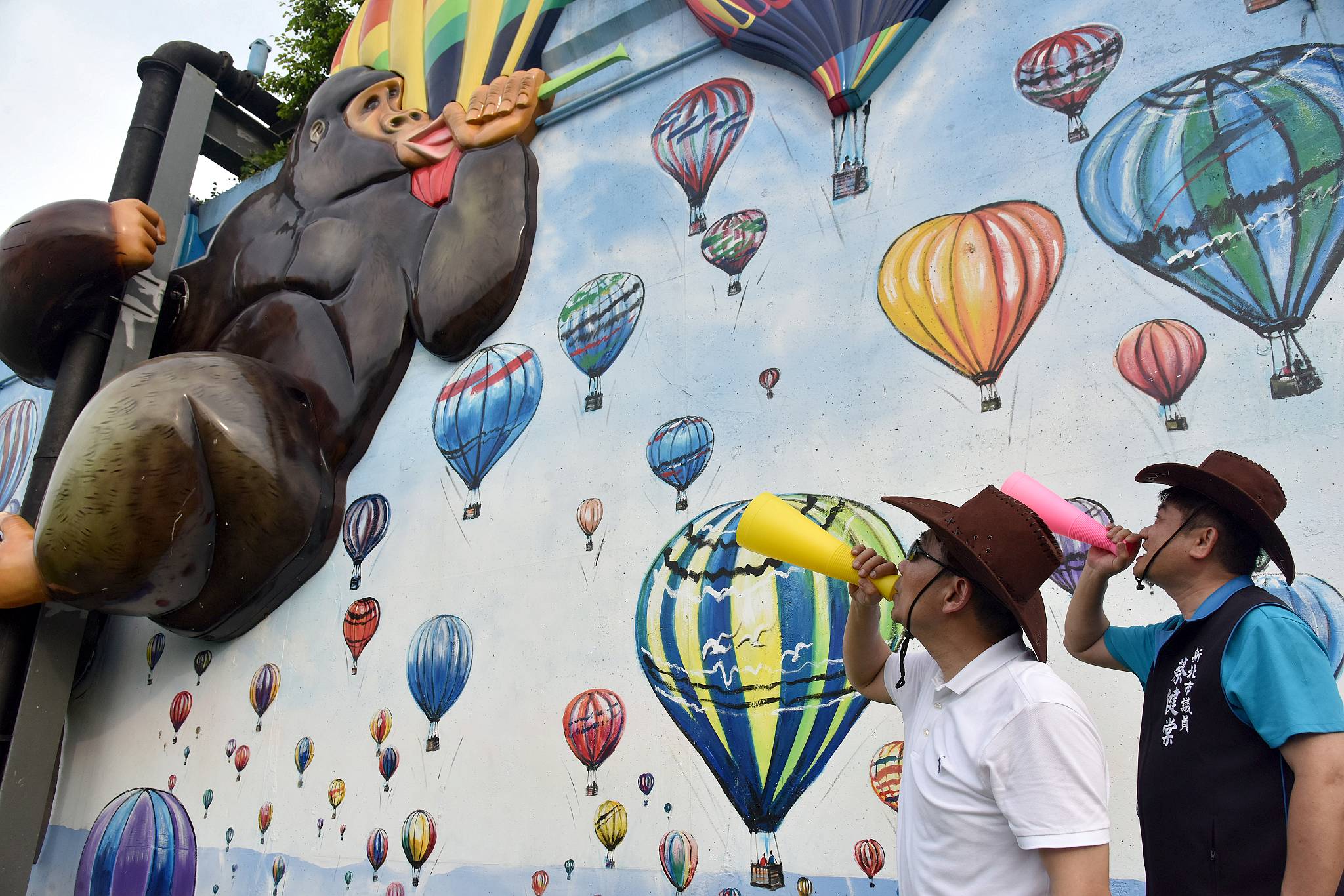 市長與立體彩繪「熱氣球」互動，化身為熱氣球駕駛員。