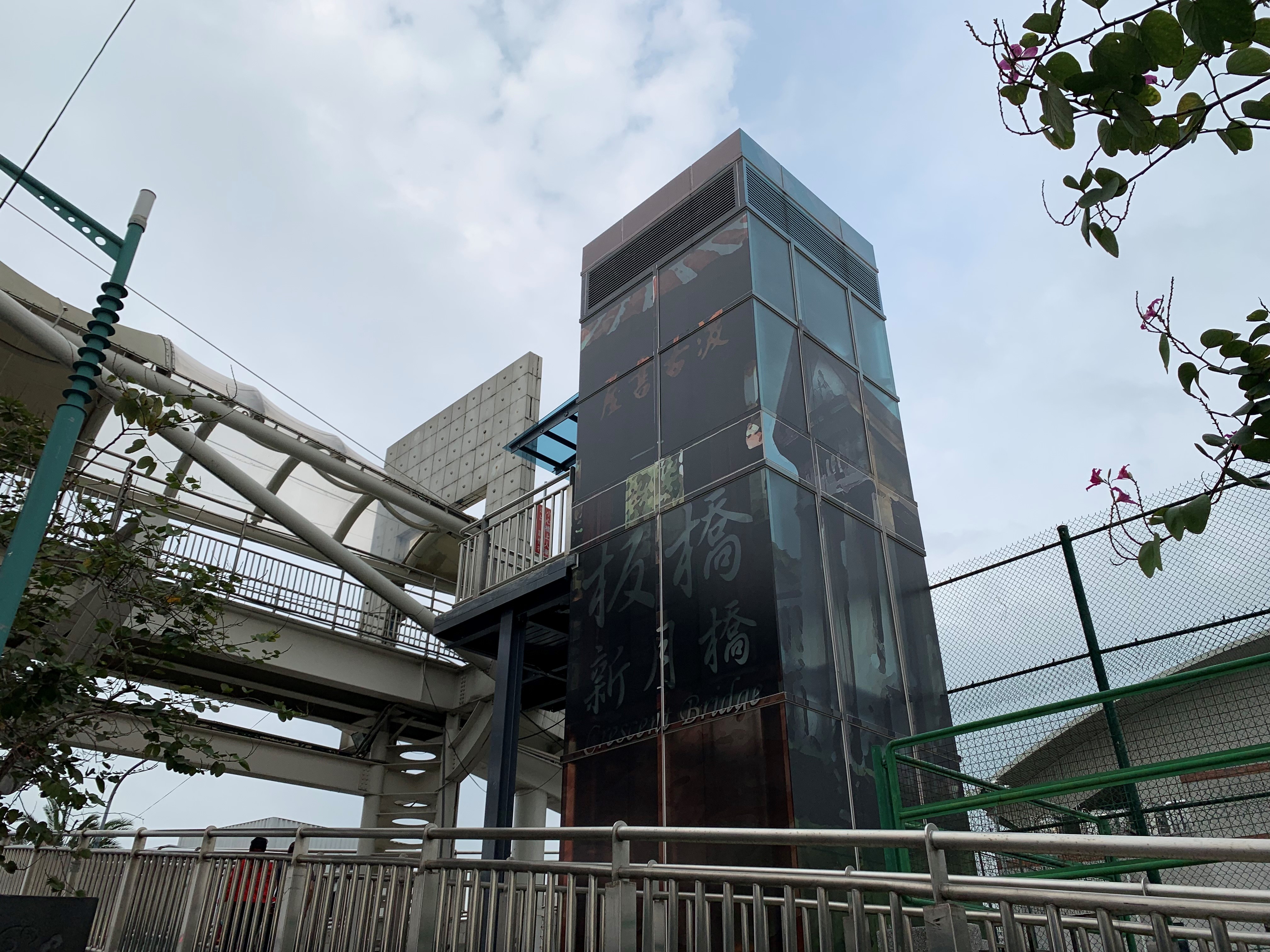 新北市政府於新月橋新莊及板橋端各興建一部水岸電梯