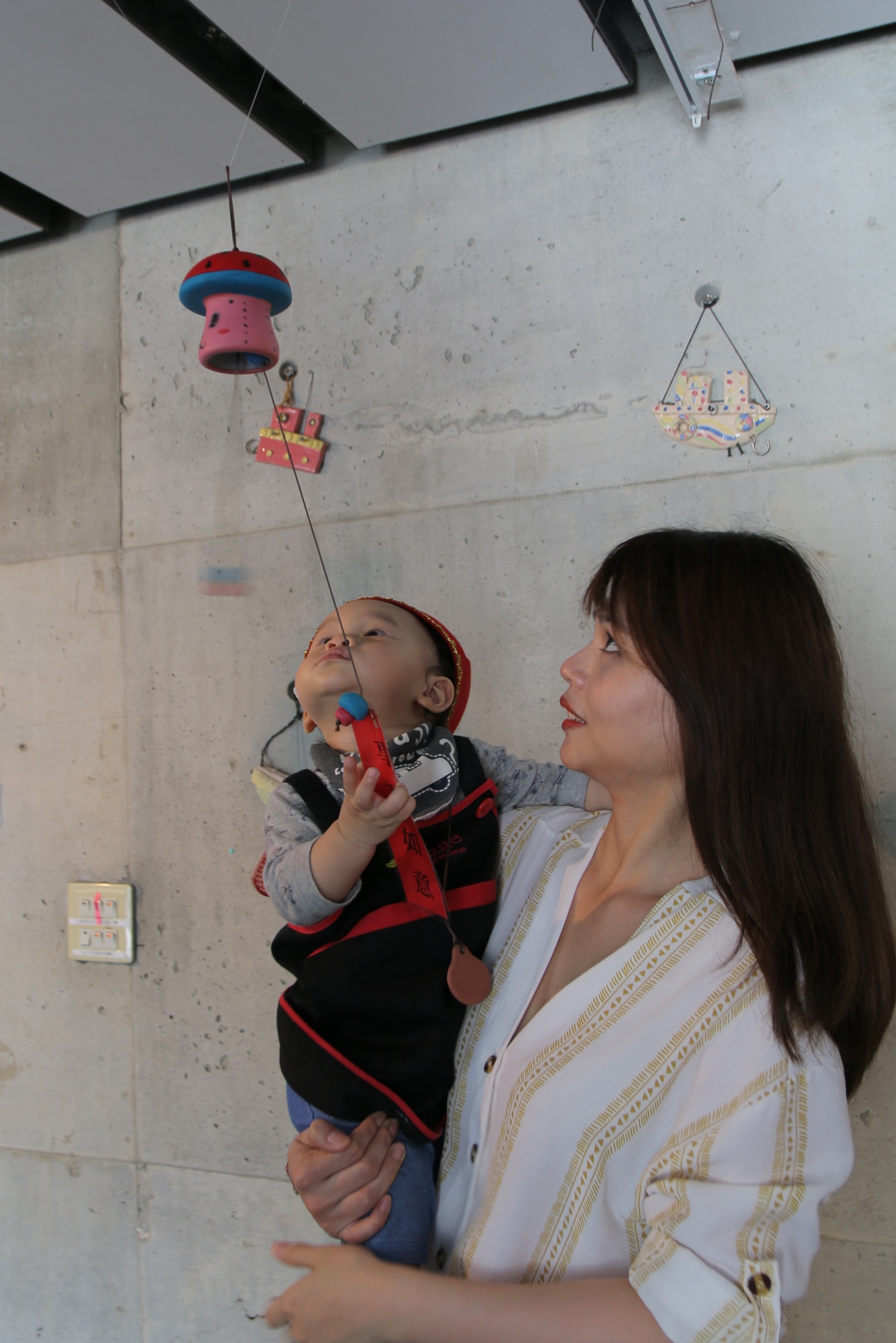 「一生（聲）響叮噹區」特別在陶瓷鈴鐺上別上吉祥語，讓孩子自己搖鈴，象徵一生過的響亮。