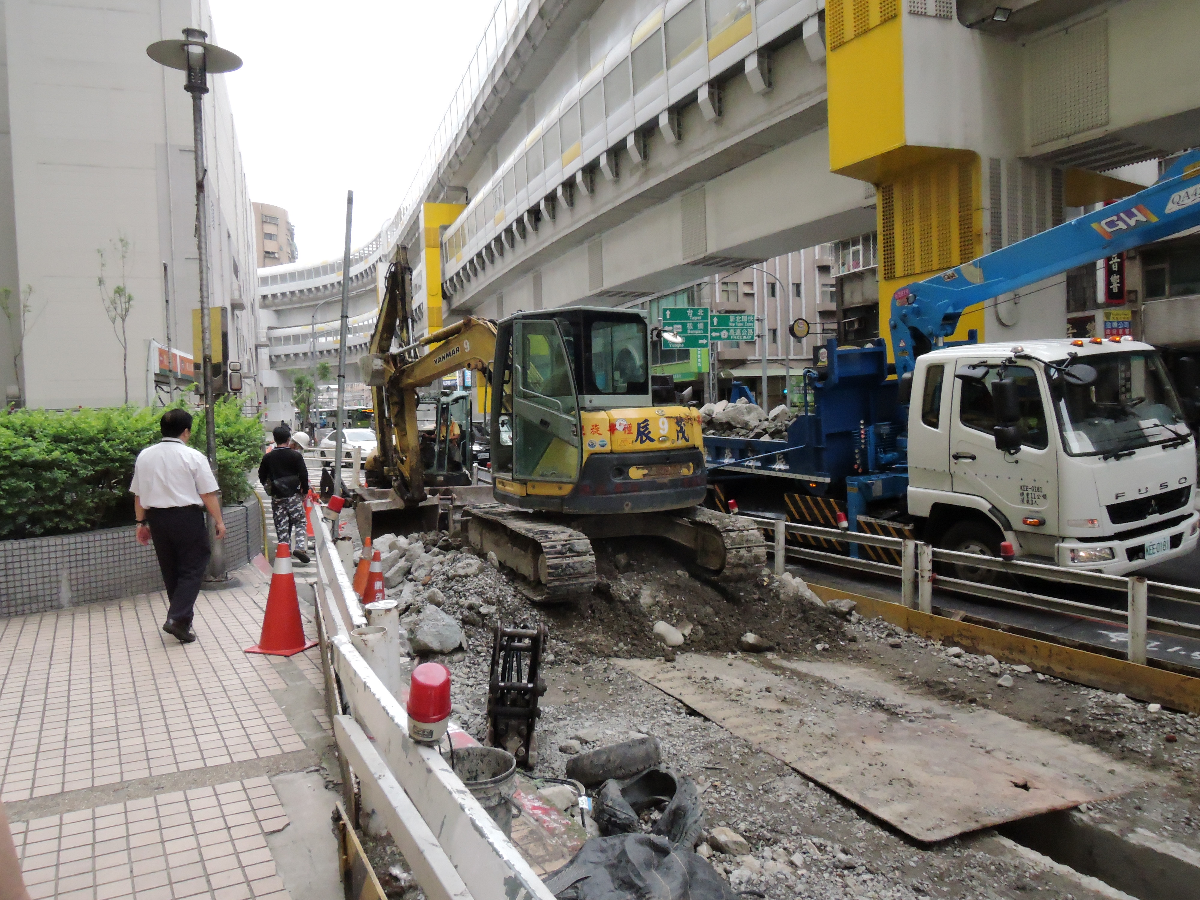 捷運環狀線第一階段將於今年年底通車，中和景平路道路復舊工程預計6月底完工。