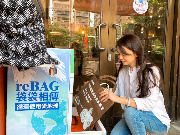 蘆洲永平市場設有新北環保局提供的「reBAG袋袋箱傳」環保袋回收箱，讓消費者忘記帶購物袋時可自行取用