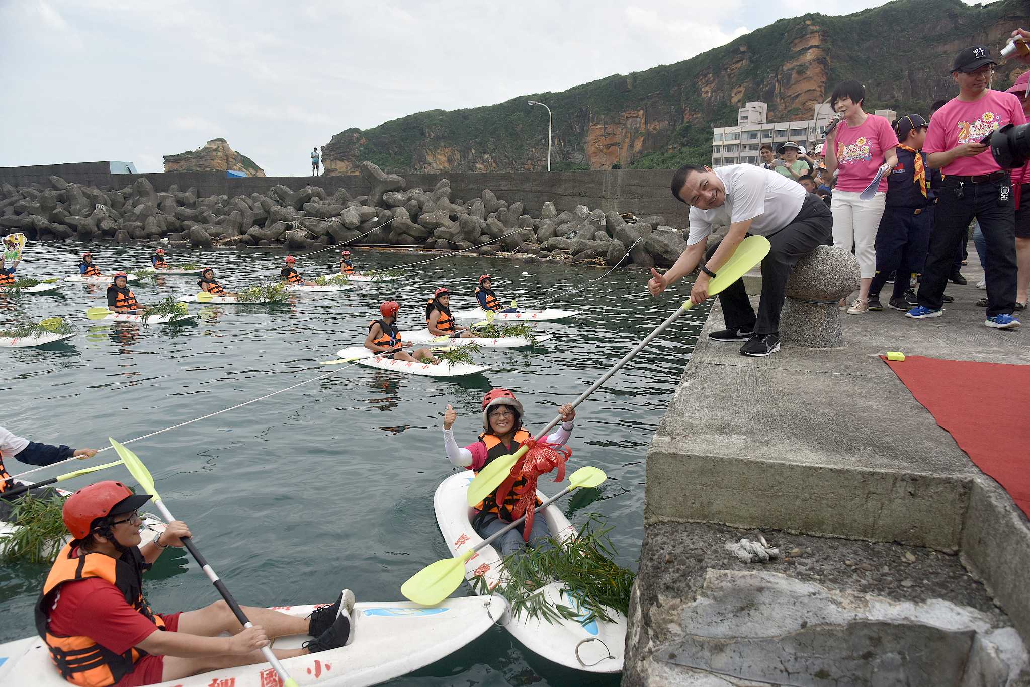 侯市長將獨木舟槳傳遞給「海泳小勇士」，象徵推動海洋永續精神的傳承