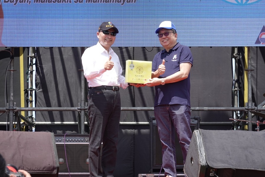 市長與菲律賓駐台代表互贈禮物.jpg