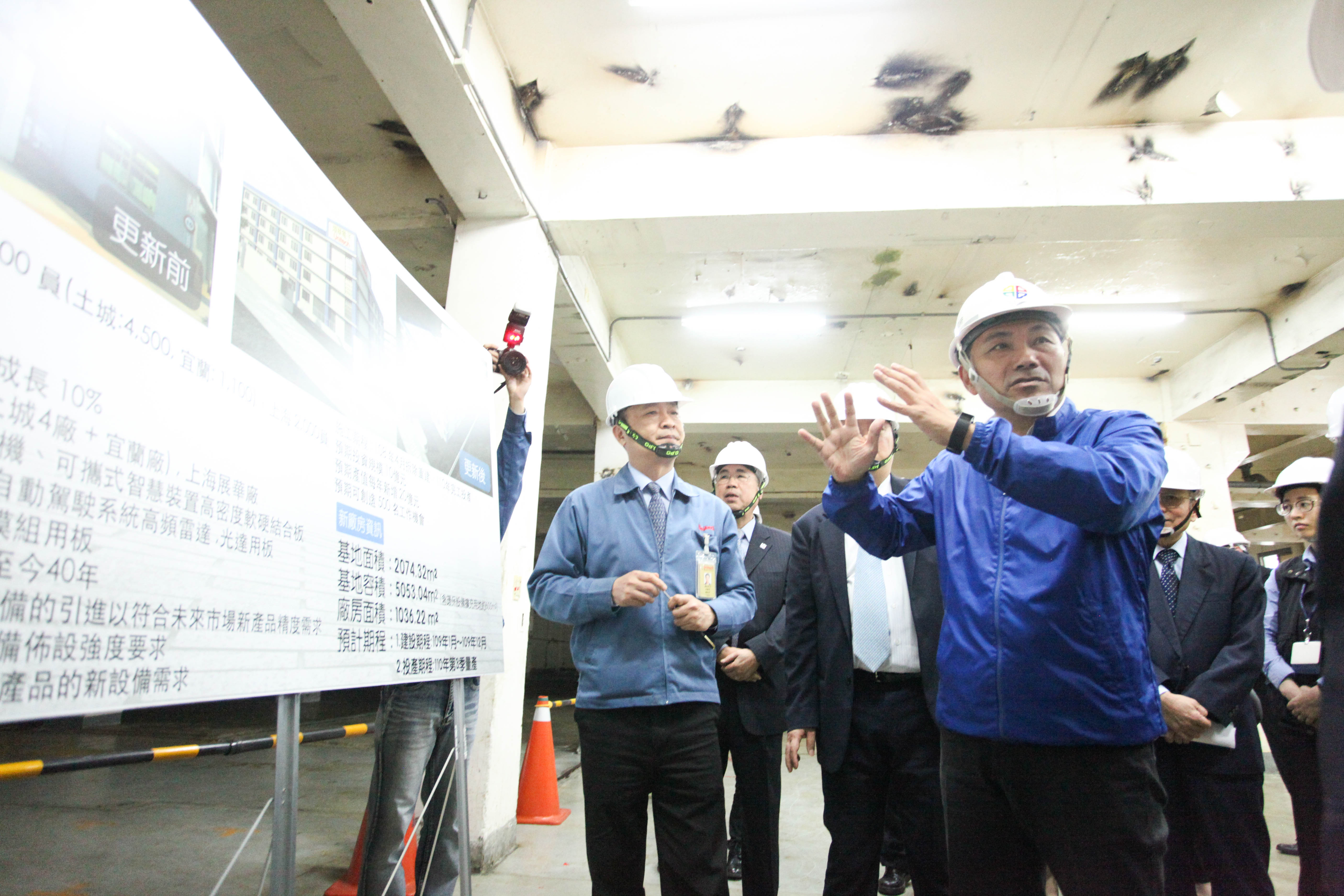 新北市長侯友宜(右一)於3月27日走訪土城工業區了解產業發展困境，與在地廠商交流
