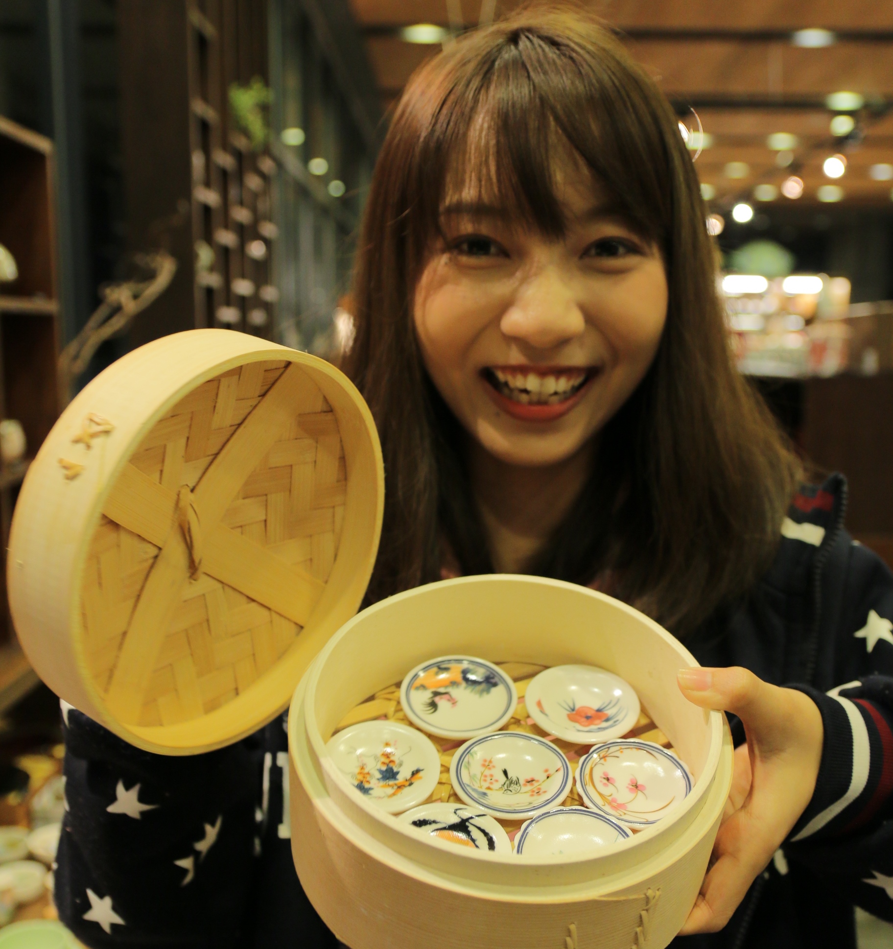 陶博館開發的文創商品之一《盤中美瓷》，是縮小版的典藏品，精美小巧又實用，目前位居網路銷售量冠軍。