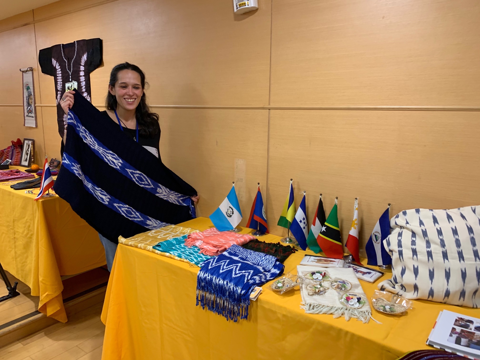 國合會地方社會發展的研習活動瓜地馬拉學員介紹自己國家的手製品