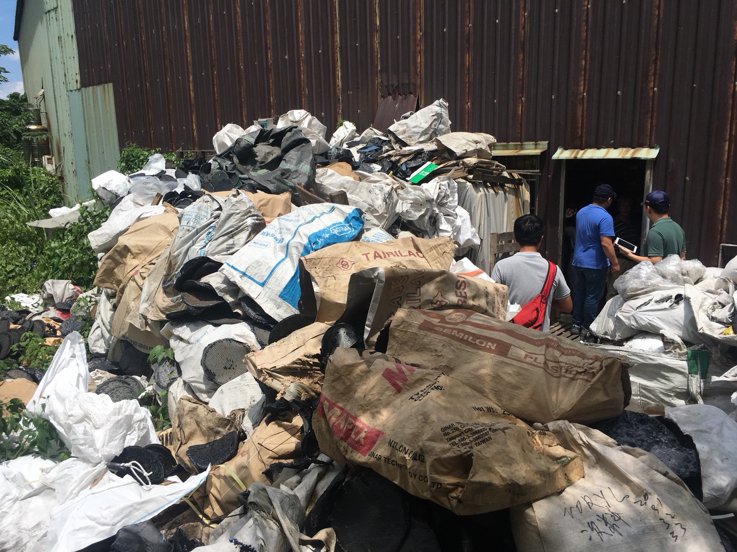 查該工廠之事業廢棄物貯存地點未保持清潔完整致污染地面，且於明顯處未以中文標示廢棄物名稱，環保局依違反廢棄物清理法第36條規定告發。