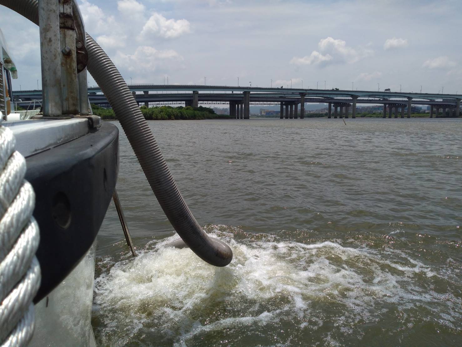 新北市政府環保局亦出動曝氣船於淡水河新店溪等加強改善溶氧情況
