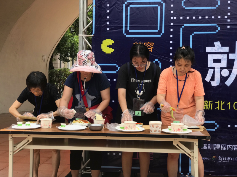 民眾熱情參與巧手壽司趣味競賽