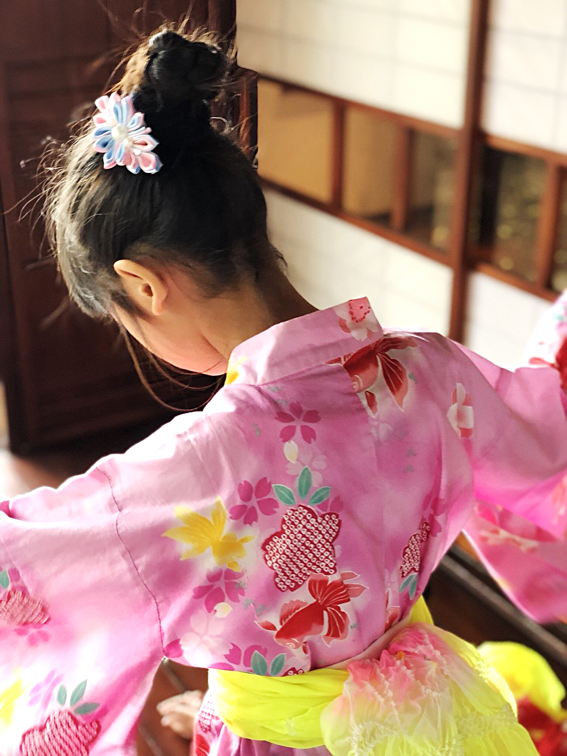 漫步在盛夏日和的日式庭園裡，在靜謐恬適的大和建築中，身著日本浴衣的傳統裝扮，輔以和風配件的精緻搭配