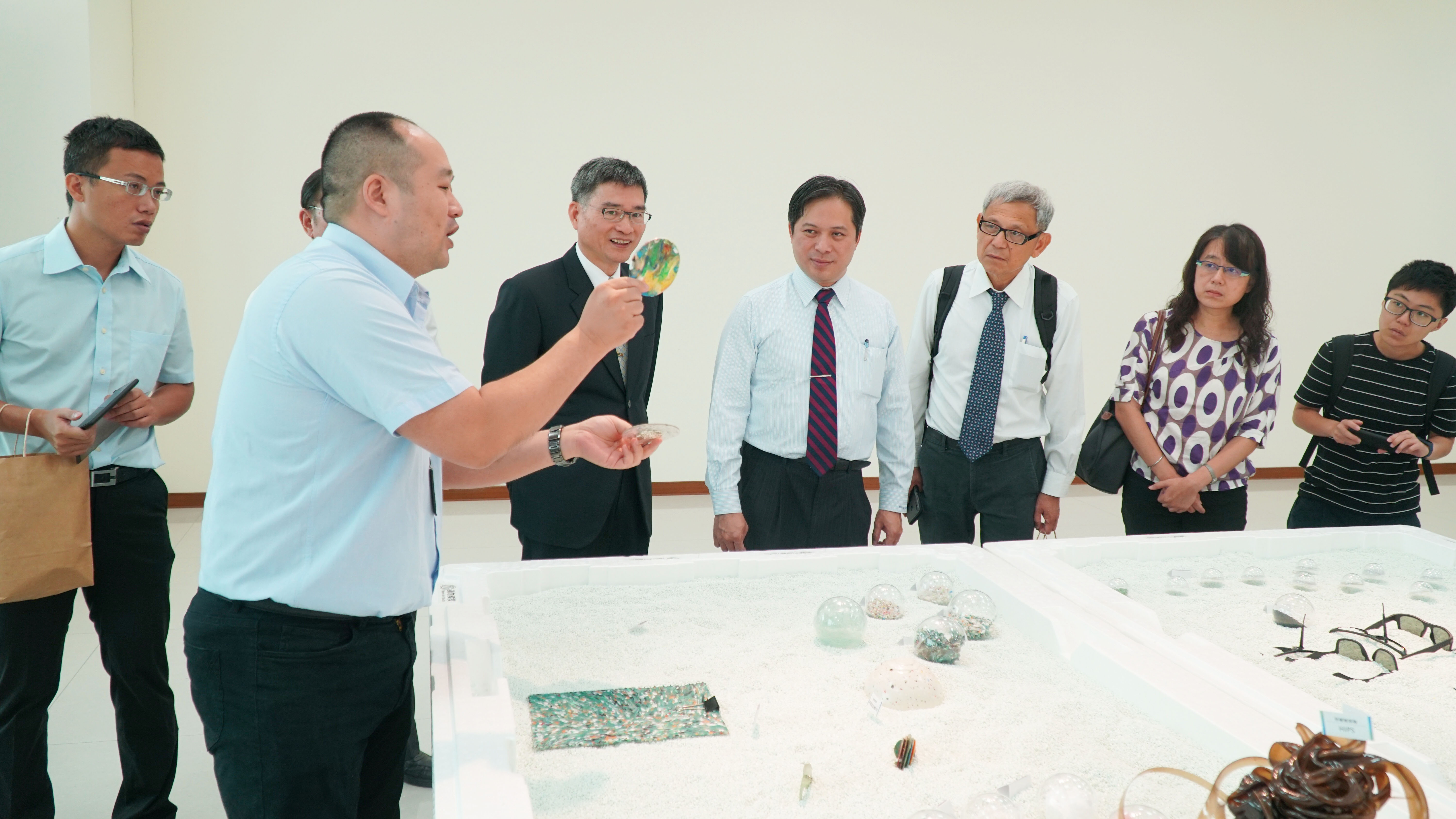 副市長吳明機(右四)拜會塑膠中心希望借重塑膠中心的專業技術，讓塑膠廢棄物再製成再生塑料