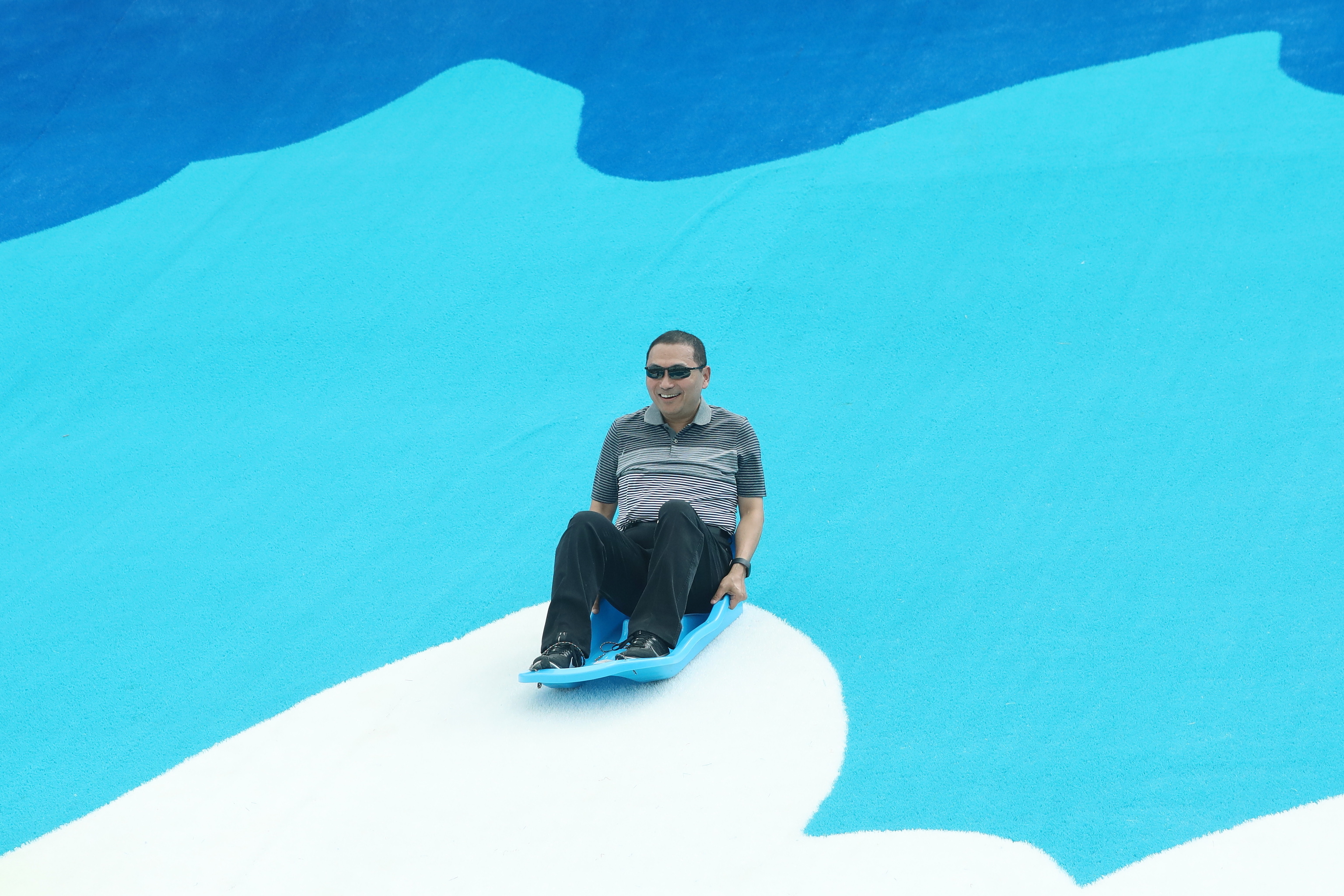 新北大都會公園「瀑布滑草場」啟用，侯友宜市長親自體驗滑草樂趣