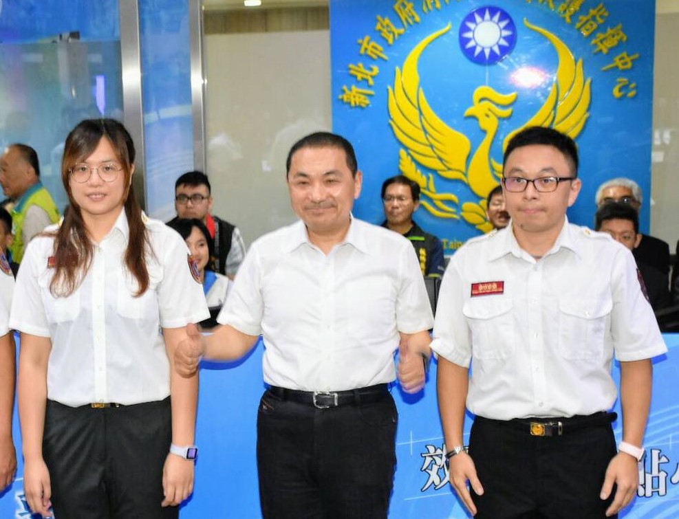 圖說：侯友宜市長(中)與看板主角新北市首位女性分隊長蘇筱琁(左1)合影