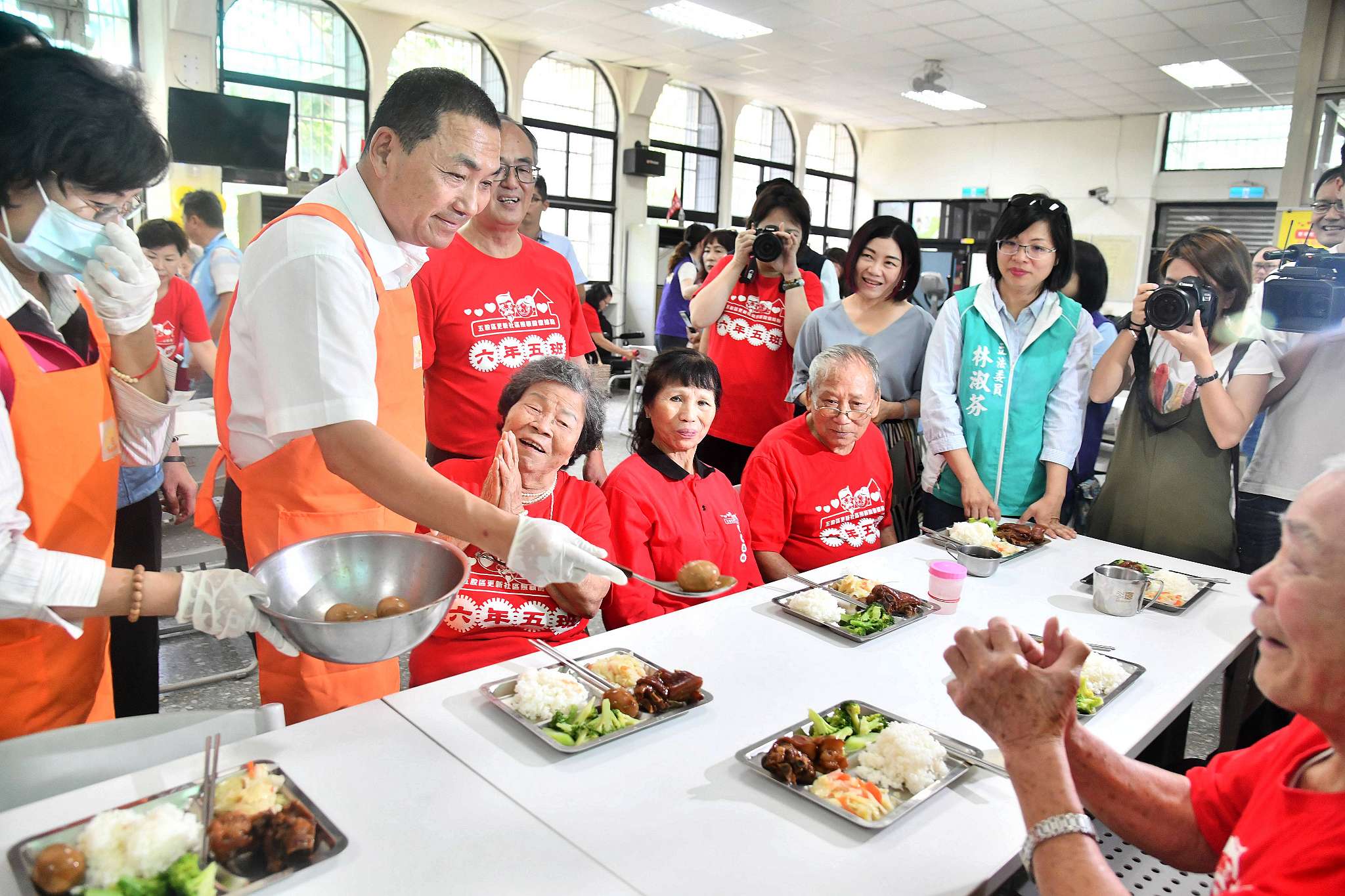 侯市長下廚烹飪法式米飯料理和炒青菜給現場來賓享用