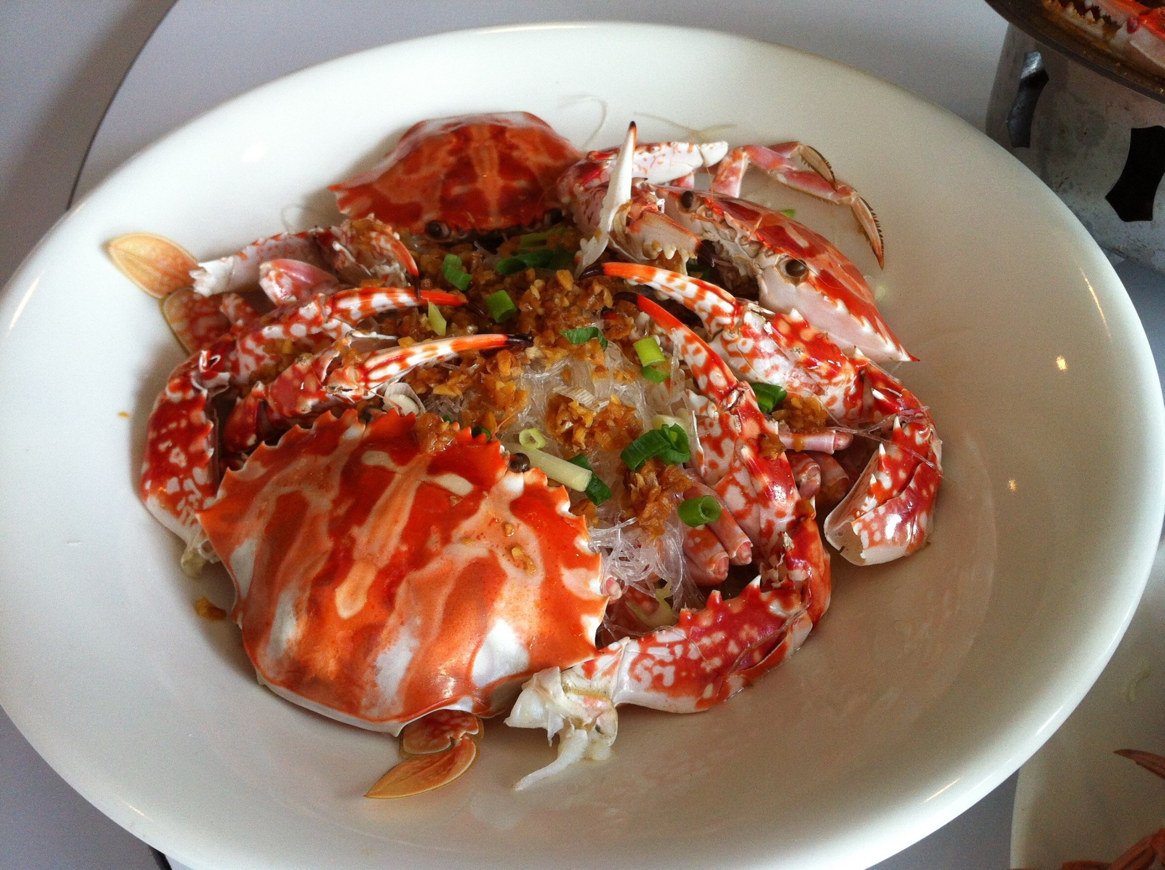 新鮮花蟹與粉絲共煮，紅色花紋引起眾人食慾
