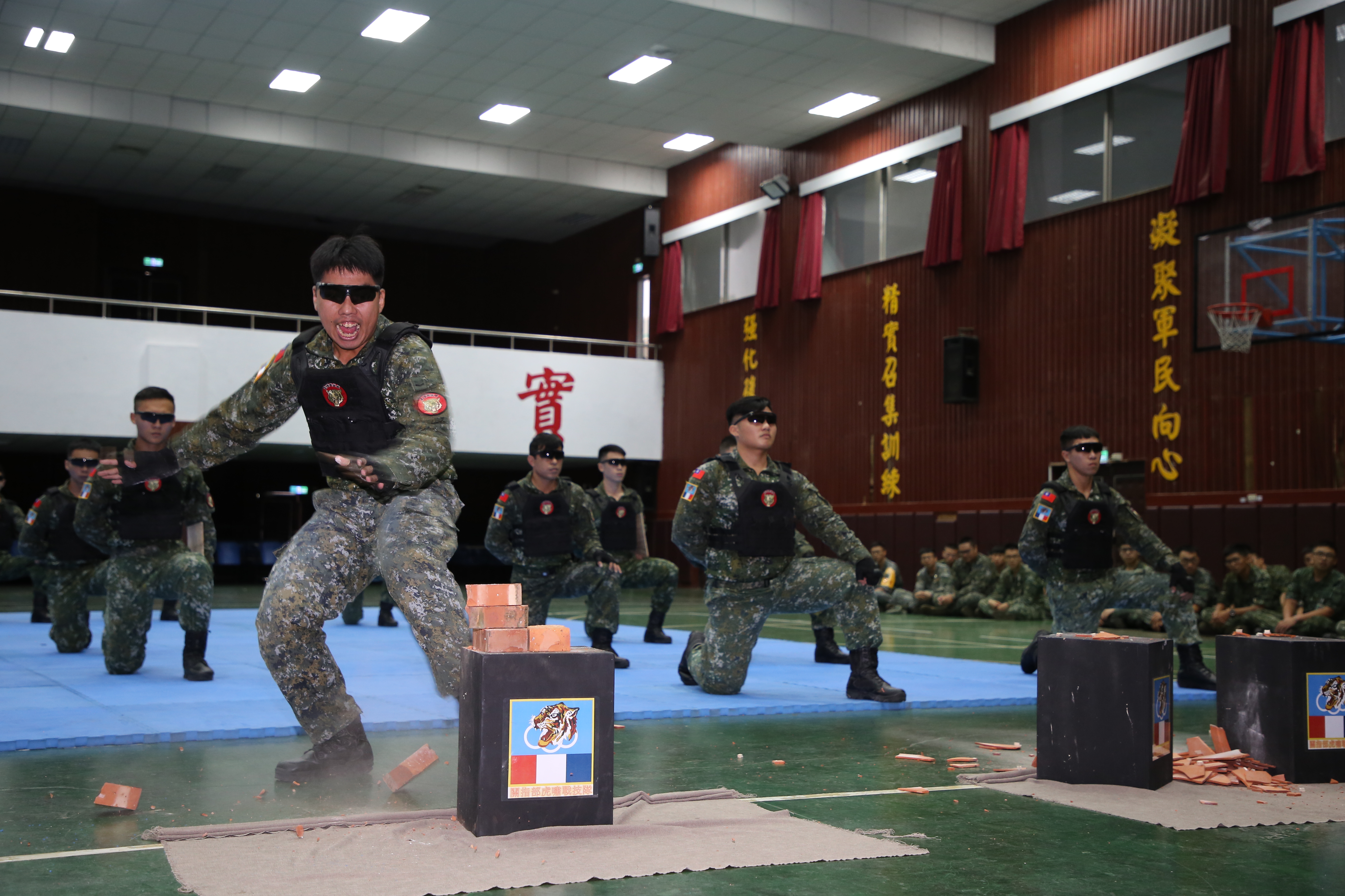 今日活動特別安排「虎嘯戰技隊」進行操演與戰力展示，充分展現國軍官兵英勇剽悍的形象。
