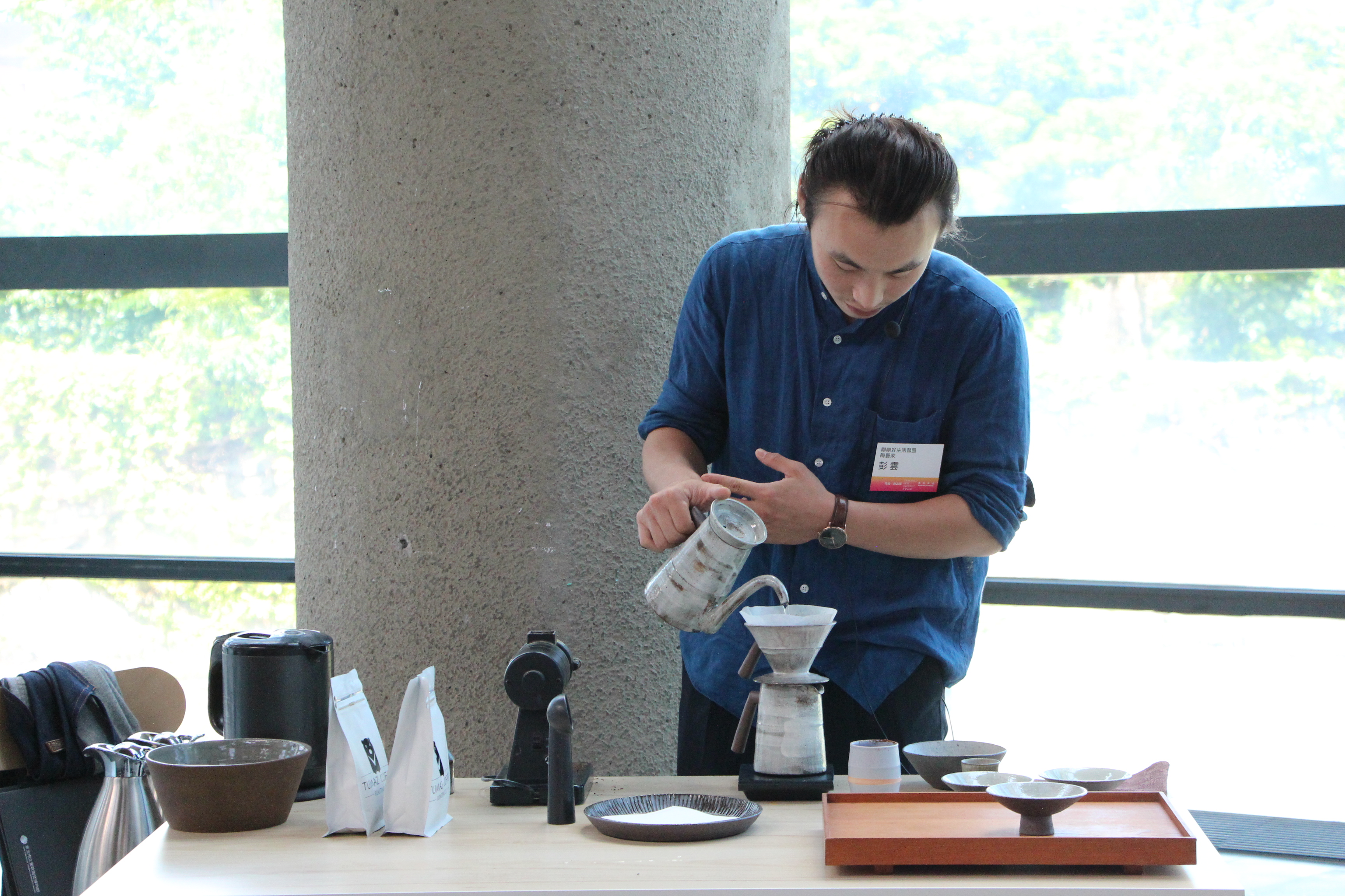 彭雲利用得獎作品《白粉引手沖咖啡壺》示範手沖咖啡。
