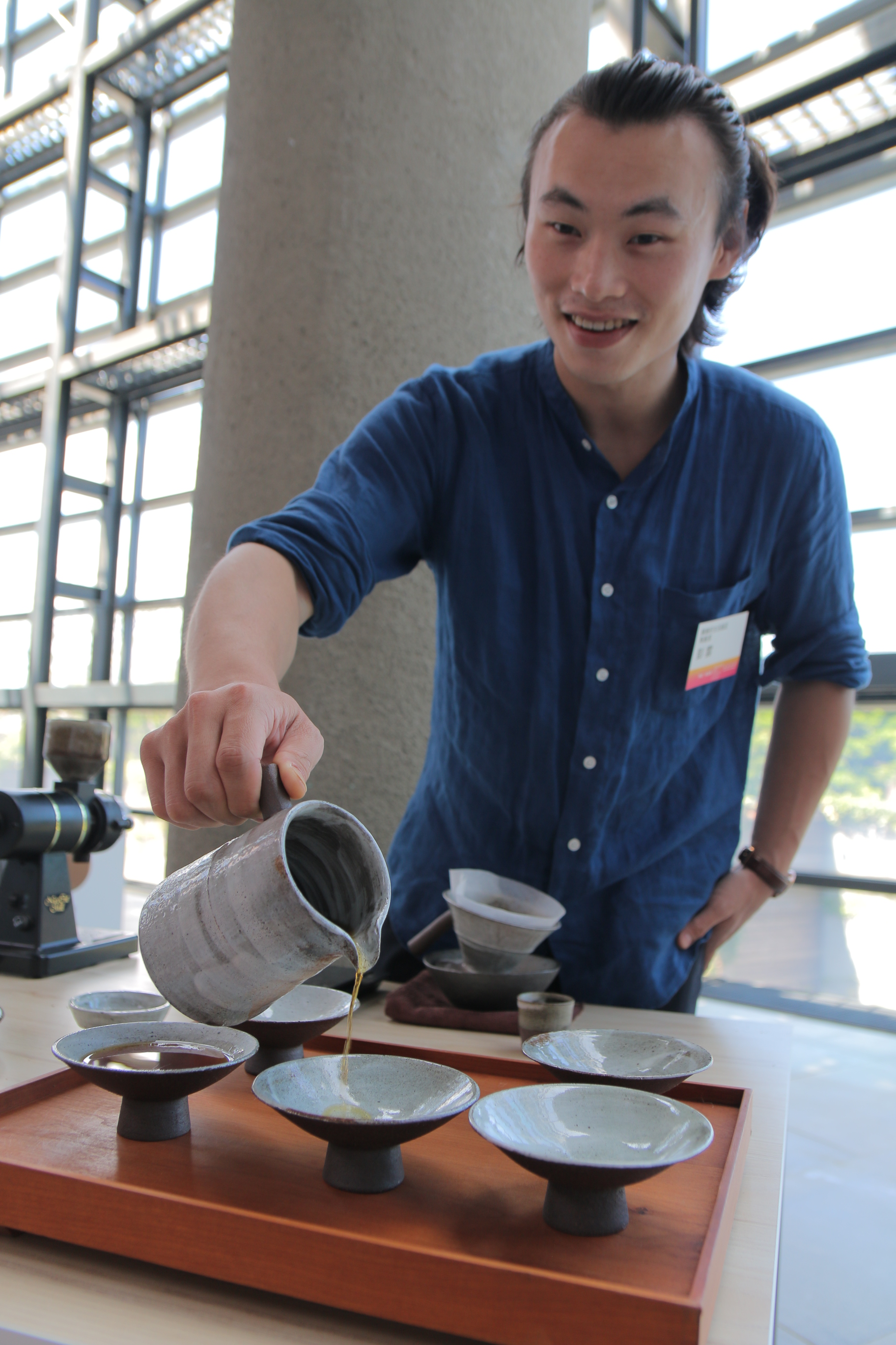 彭雲的《白粉引手沖咖啡壺》搭配寬口緣的杯子，靈感來自清酒杯。