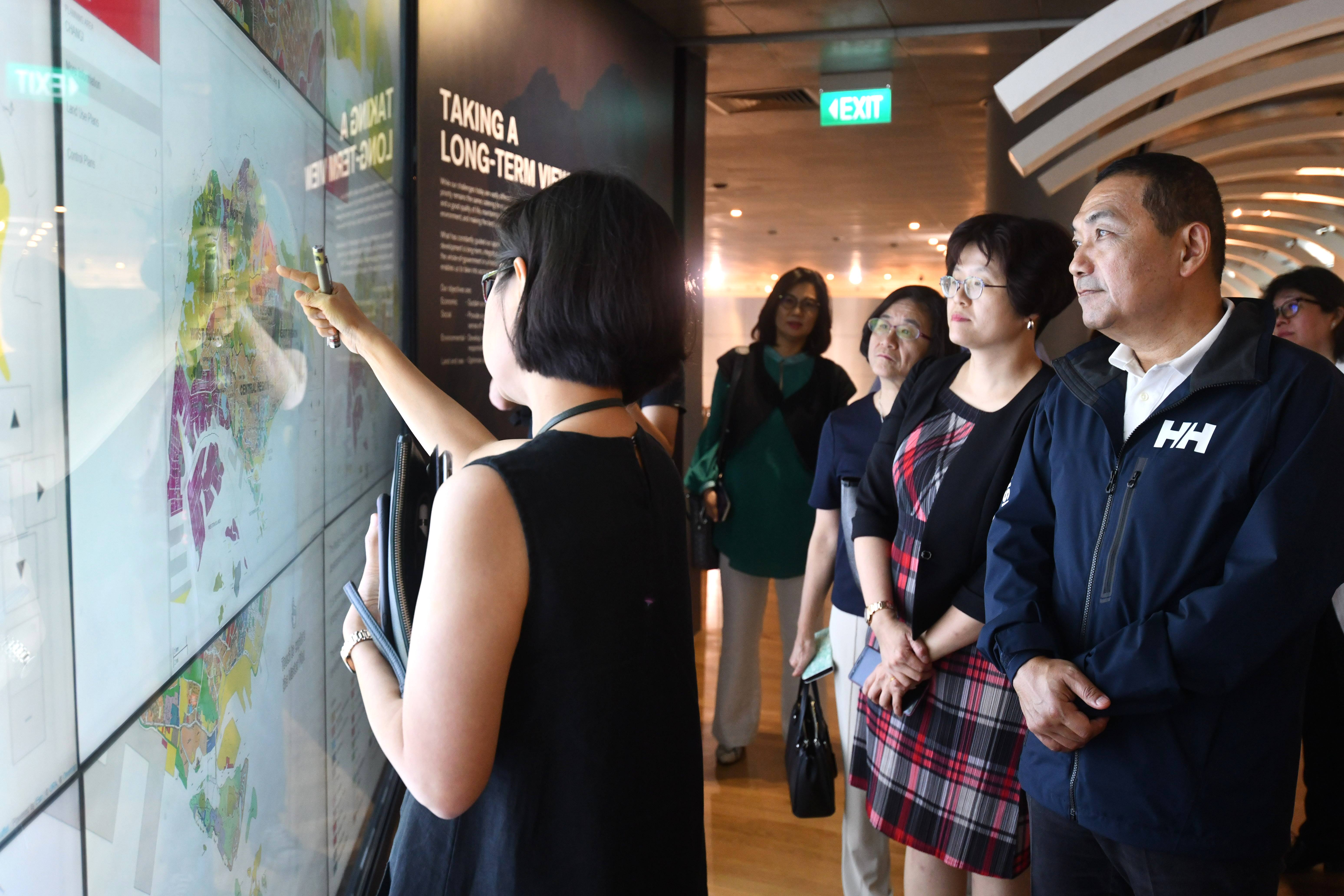 侯友宜市長參觀新加坡城市展覽館。