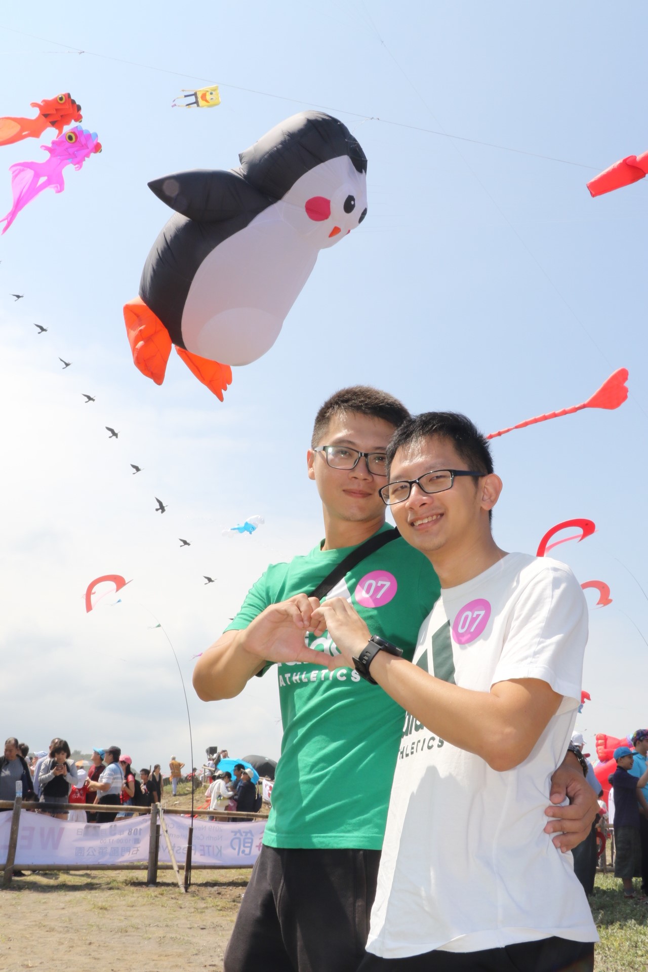 小明（左）和孟吉在企鵝風箏的見證下放閃