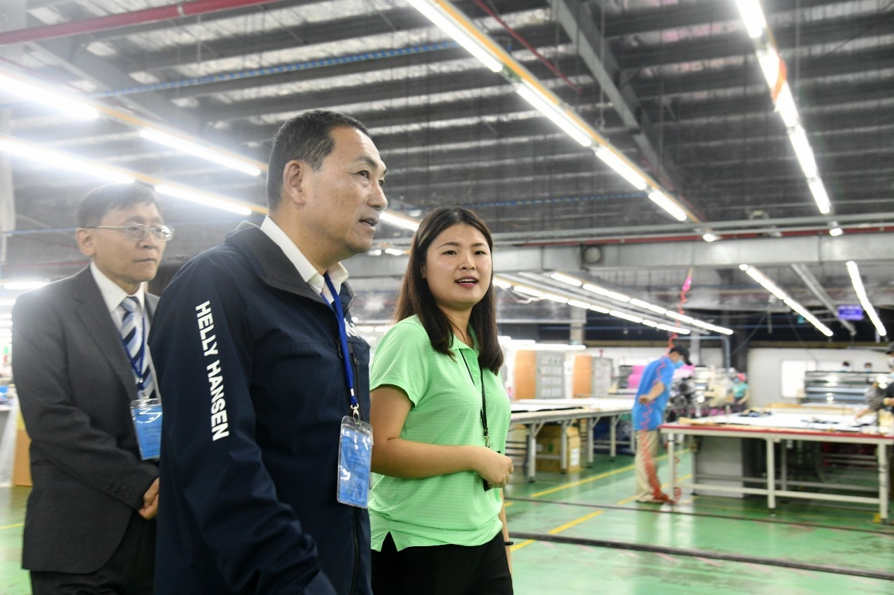 侯友宜市長參觀儒鴻企業仁澤成衣廠的生產線。