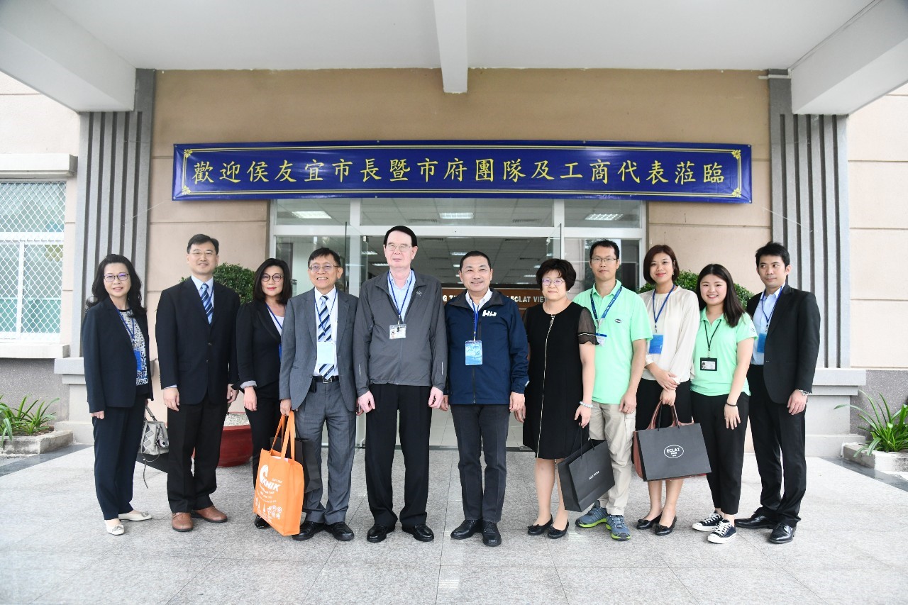 侯友宜一行與儒鴻企業董事長洪鎮海在仁澤成衣廠合影。