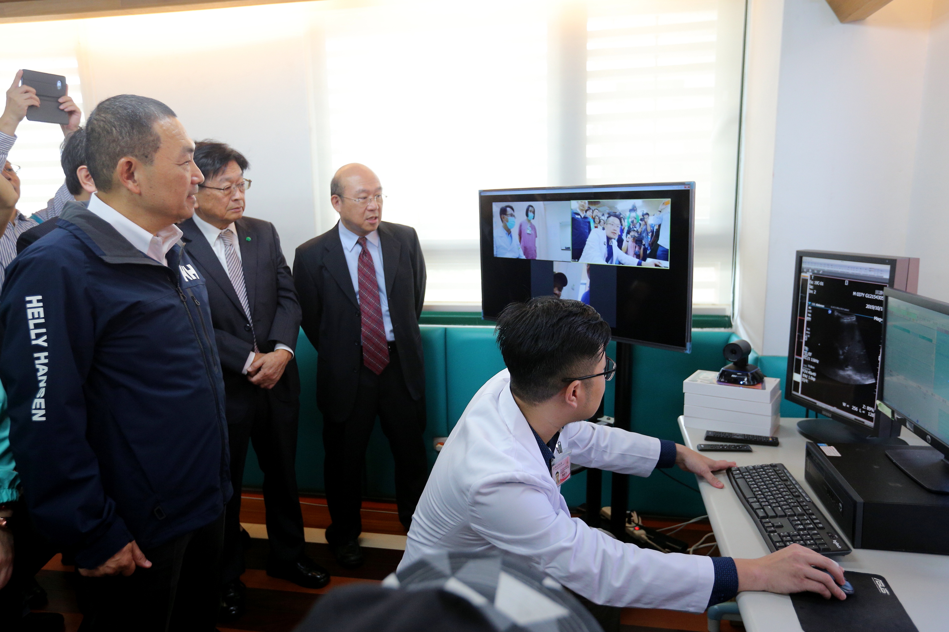侯友宜市長觀賞遠距視訊智能全人醫療照護操作