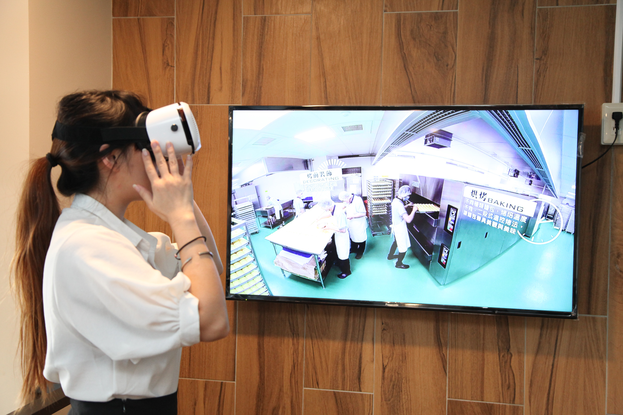 「聖瑪莉丹麥麵包莊園」引進360度頭戴VR設置，讓遊客彷彿置身產線中